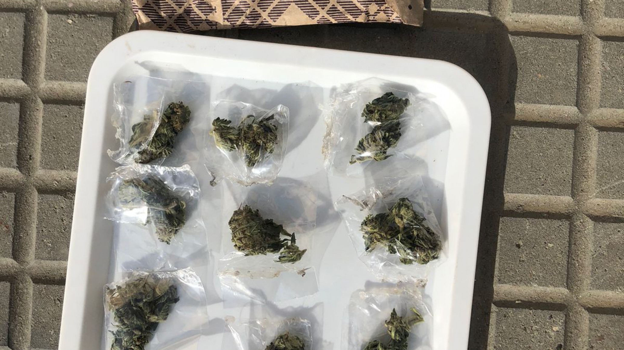 Lo sorprendieron con la mochila abierta y droga en su interior