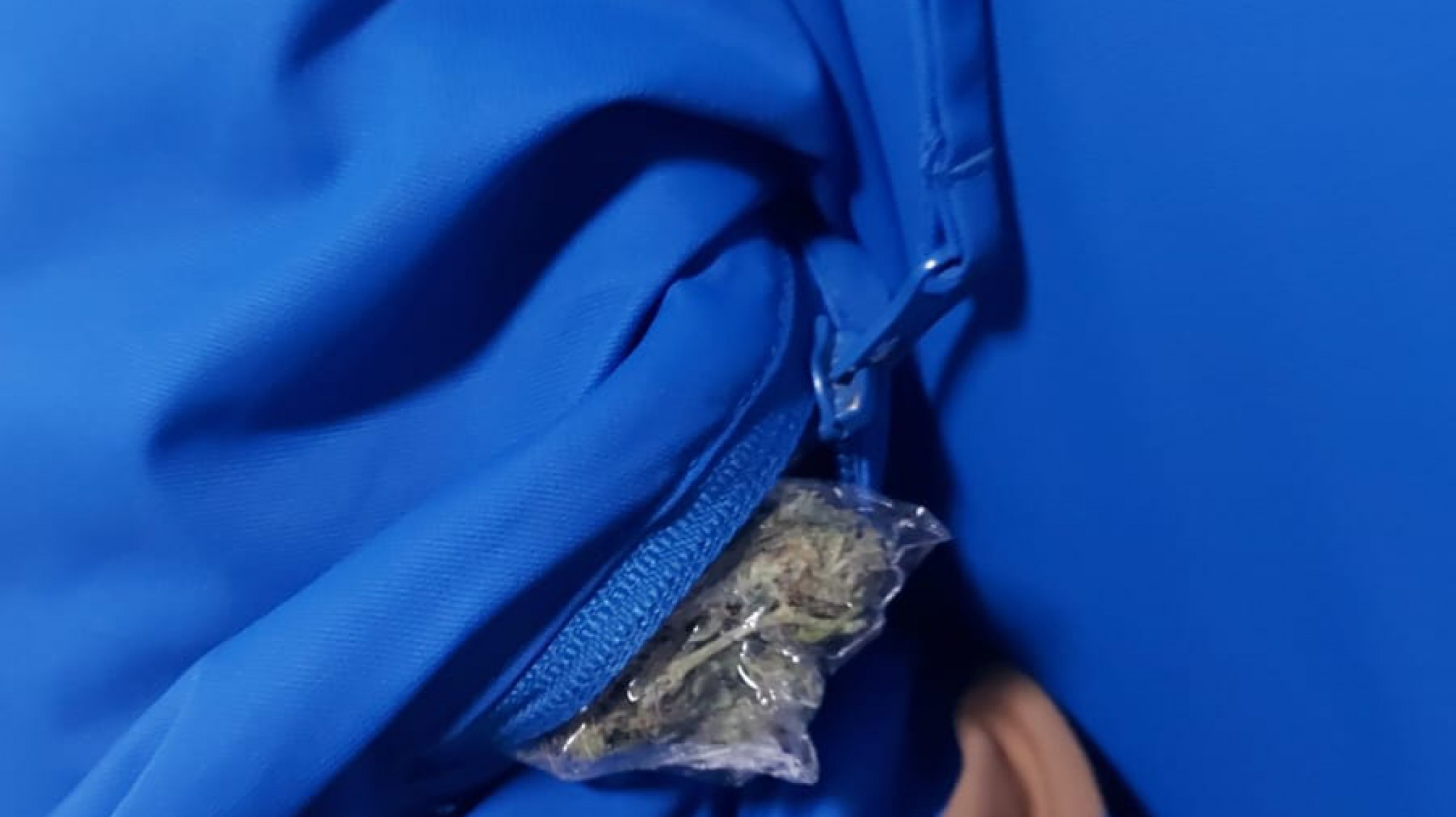 Estaba en el auto con amigos, se puso violento con la policía y le hallaron marihuana