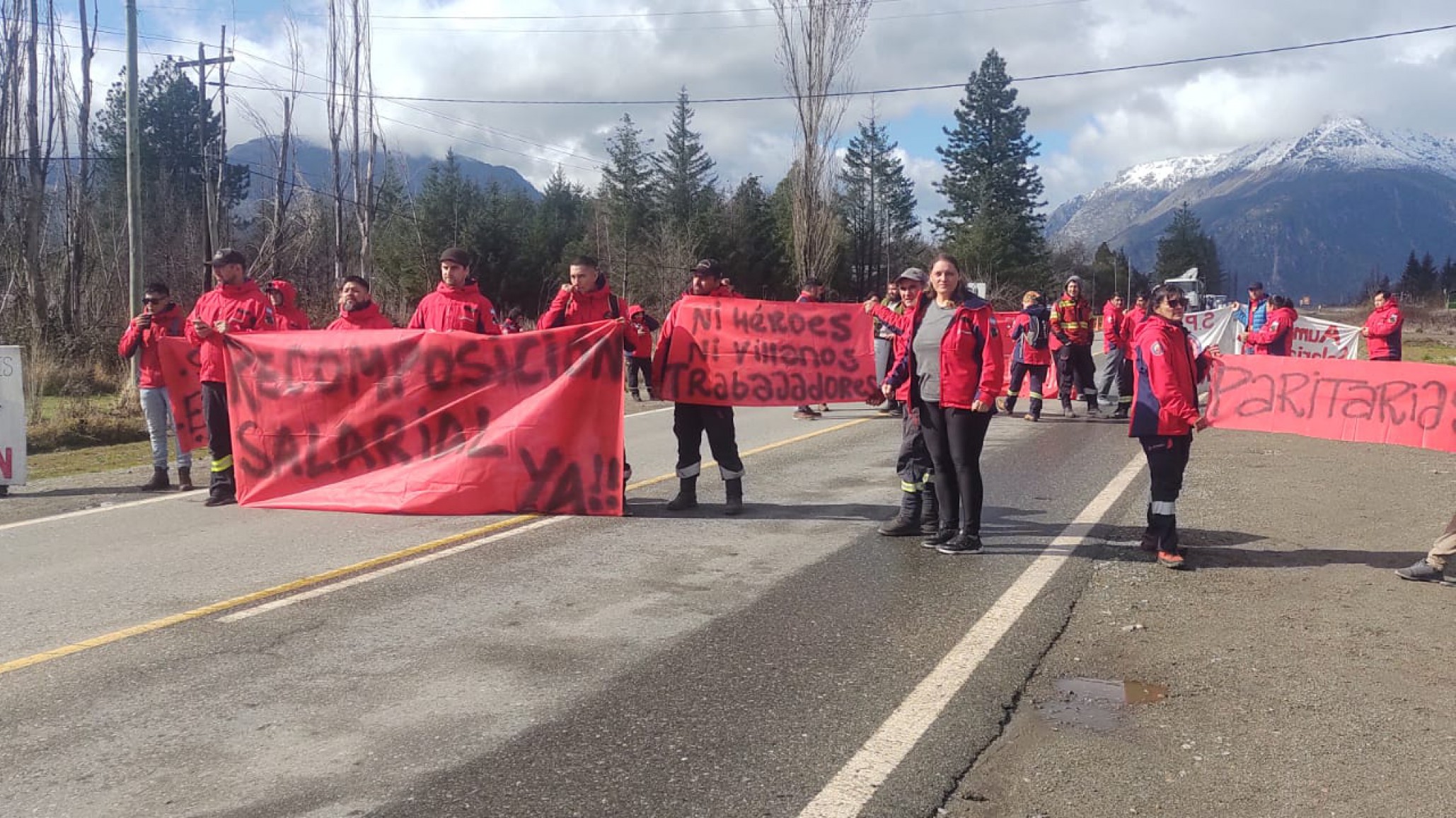 Ruta 40 cortada: Brigadistas del SPMF exigen mejoras salariales