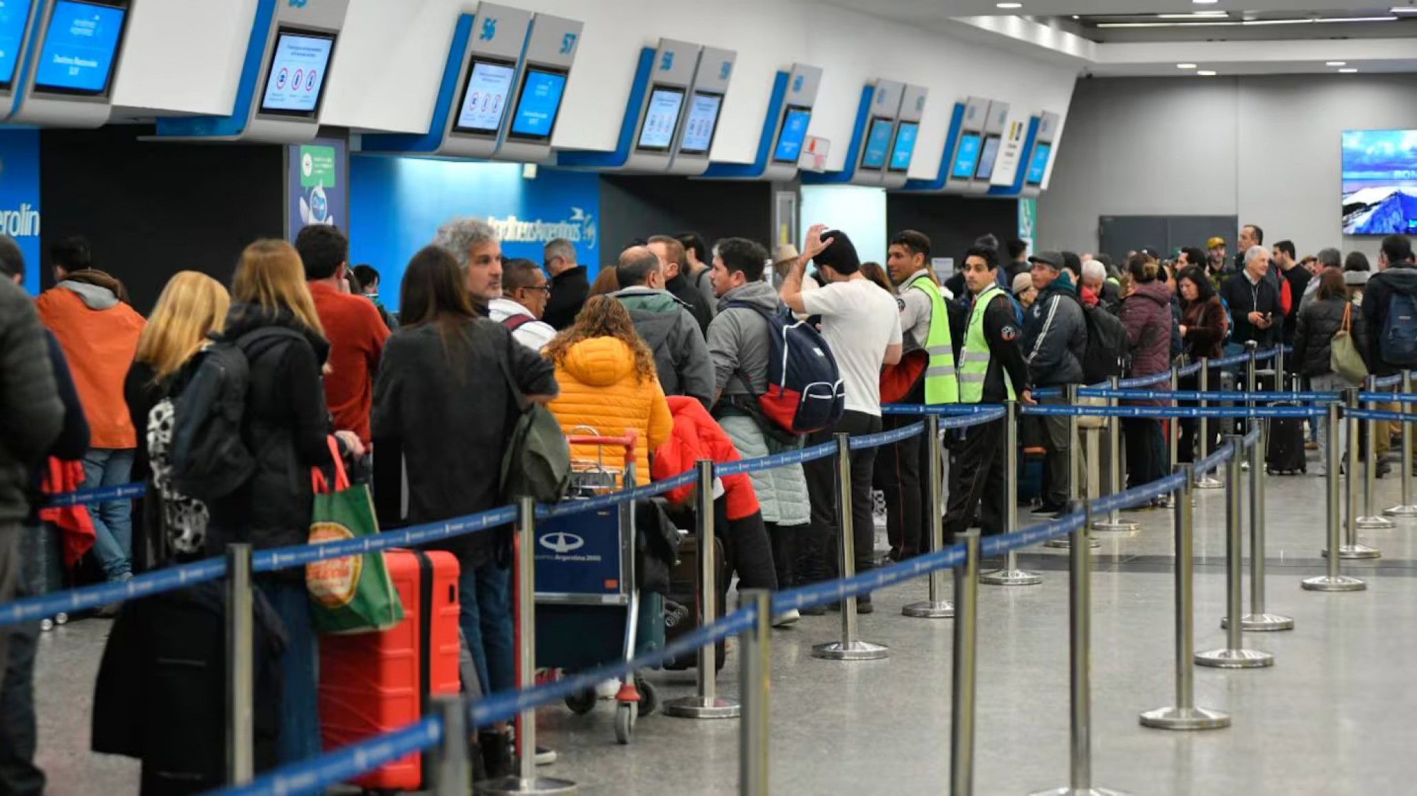 Asambleas sorpresivas de gremios aeronáuticos en los principales aeropuertos de Argentina