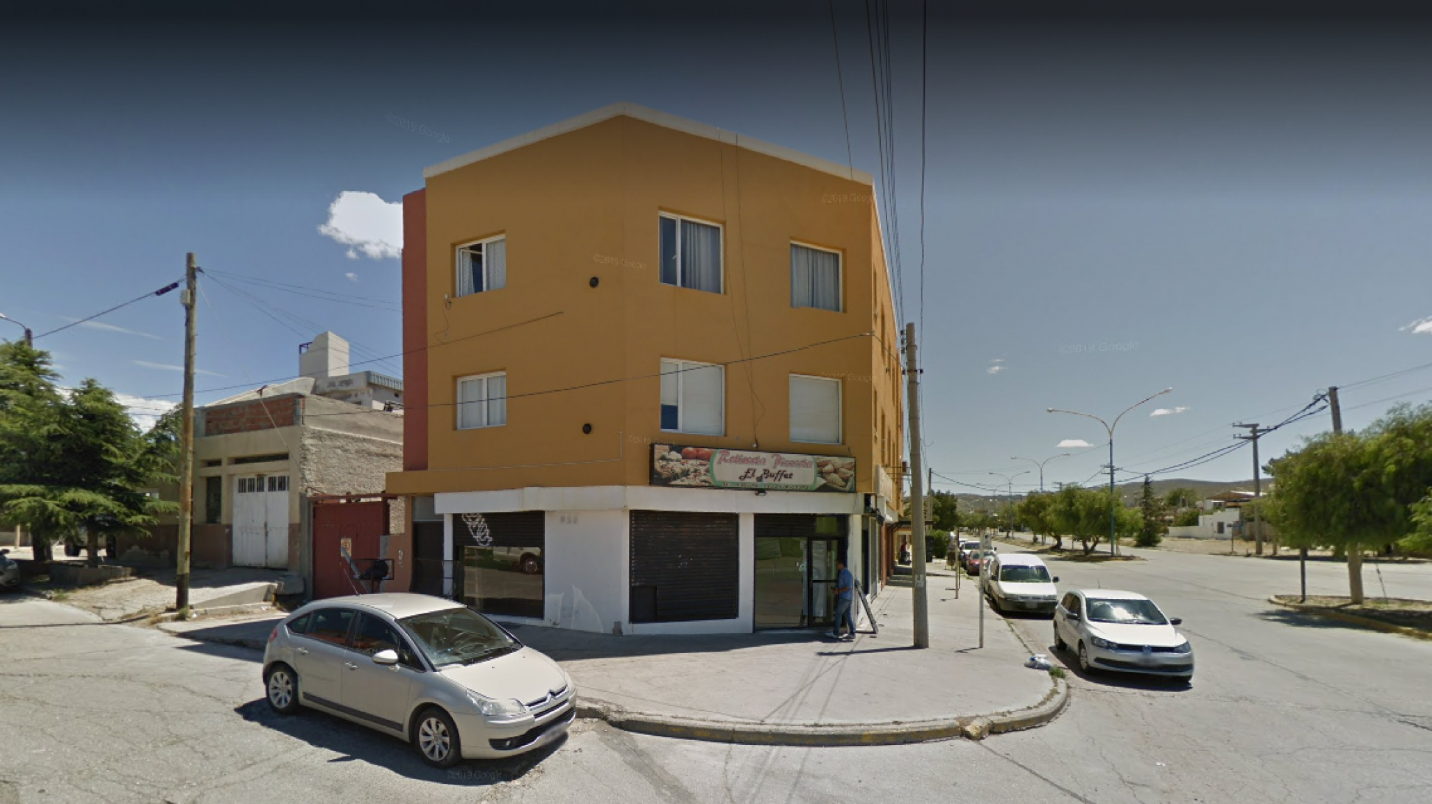 ¡Infraganti! Cuatros hombres rompieron el vidrio de un local y una testigo avisó a la policía