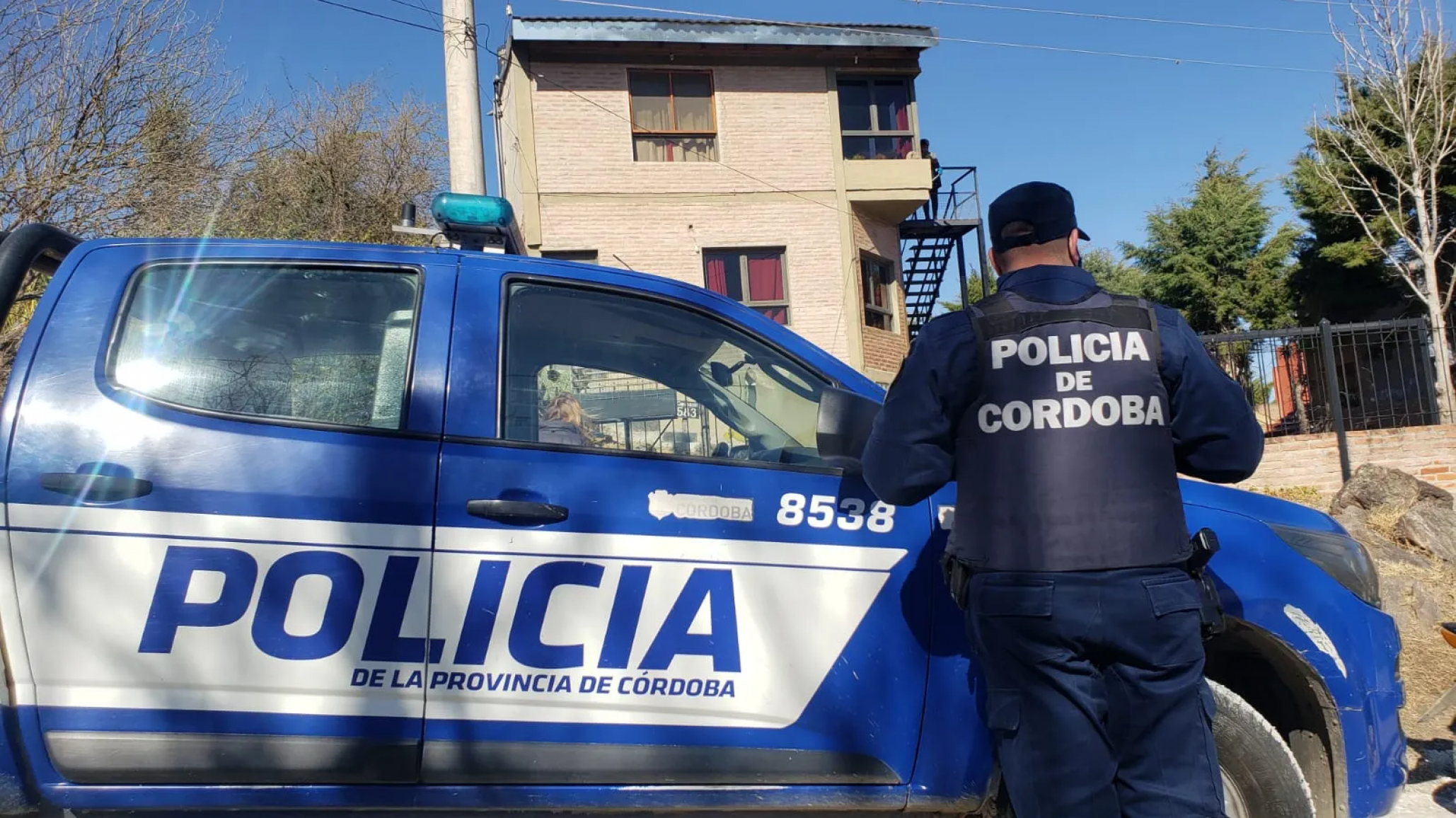 Un hombre atacó a la mujer que había encontrado a su perro