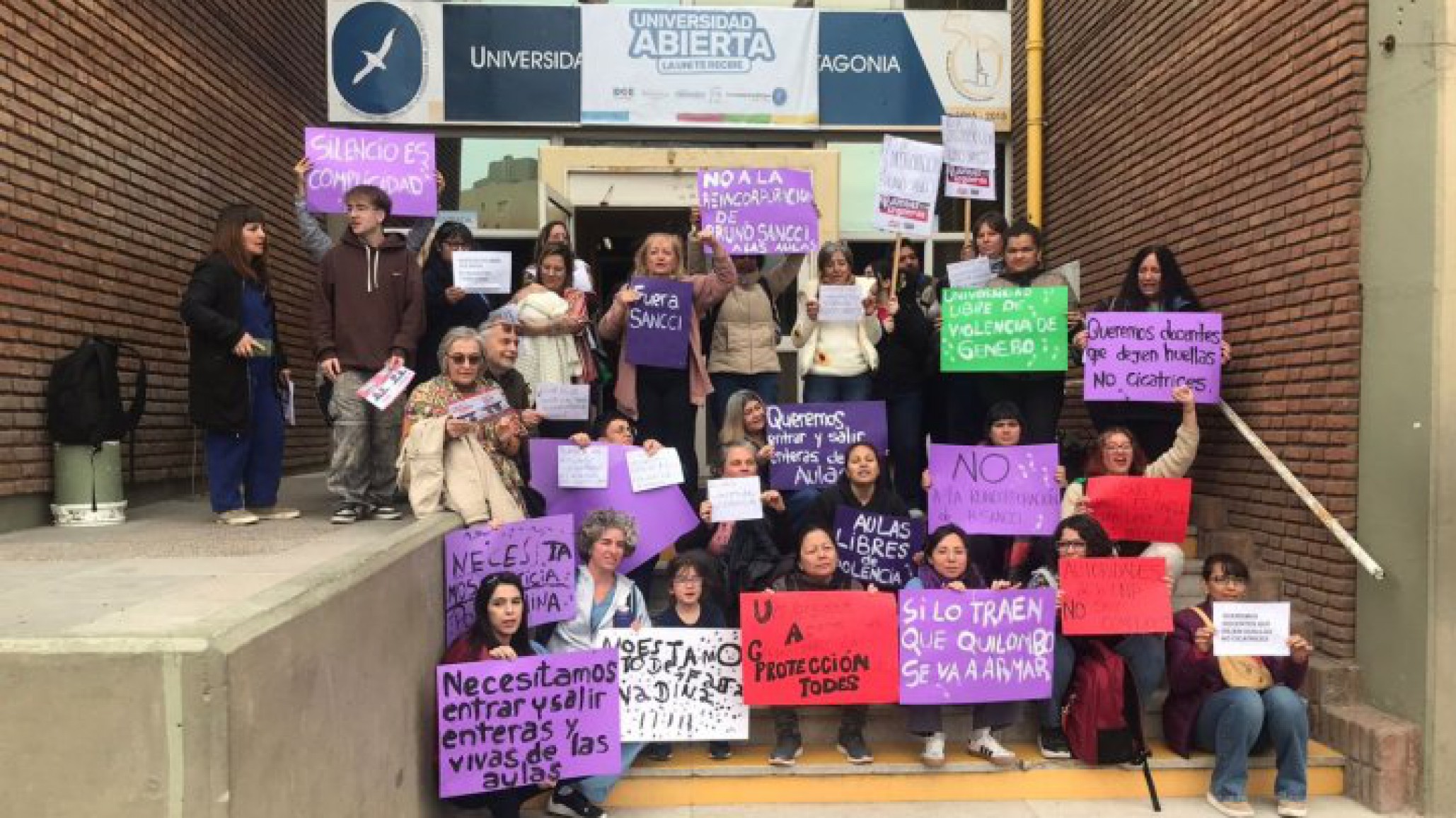 Protestas en sedes de la UNPSJB contra la reincorporación de Bruno Sancci