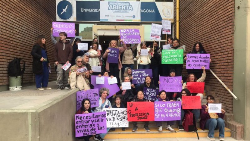 Protestas en sedes de la UNPSJB contra la reincorporación de Bruno Sancci