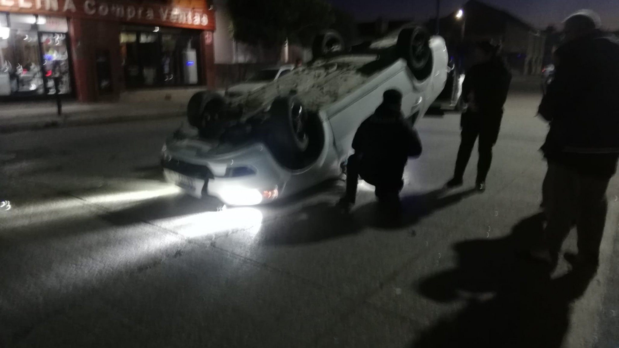 Manejaba alcoholizado, estacionó mal y dejó la marcha encendida