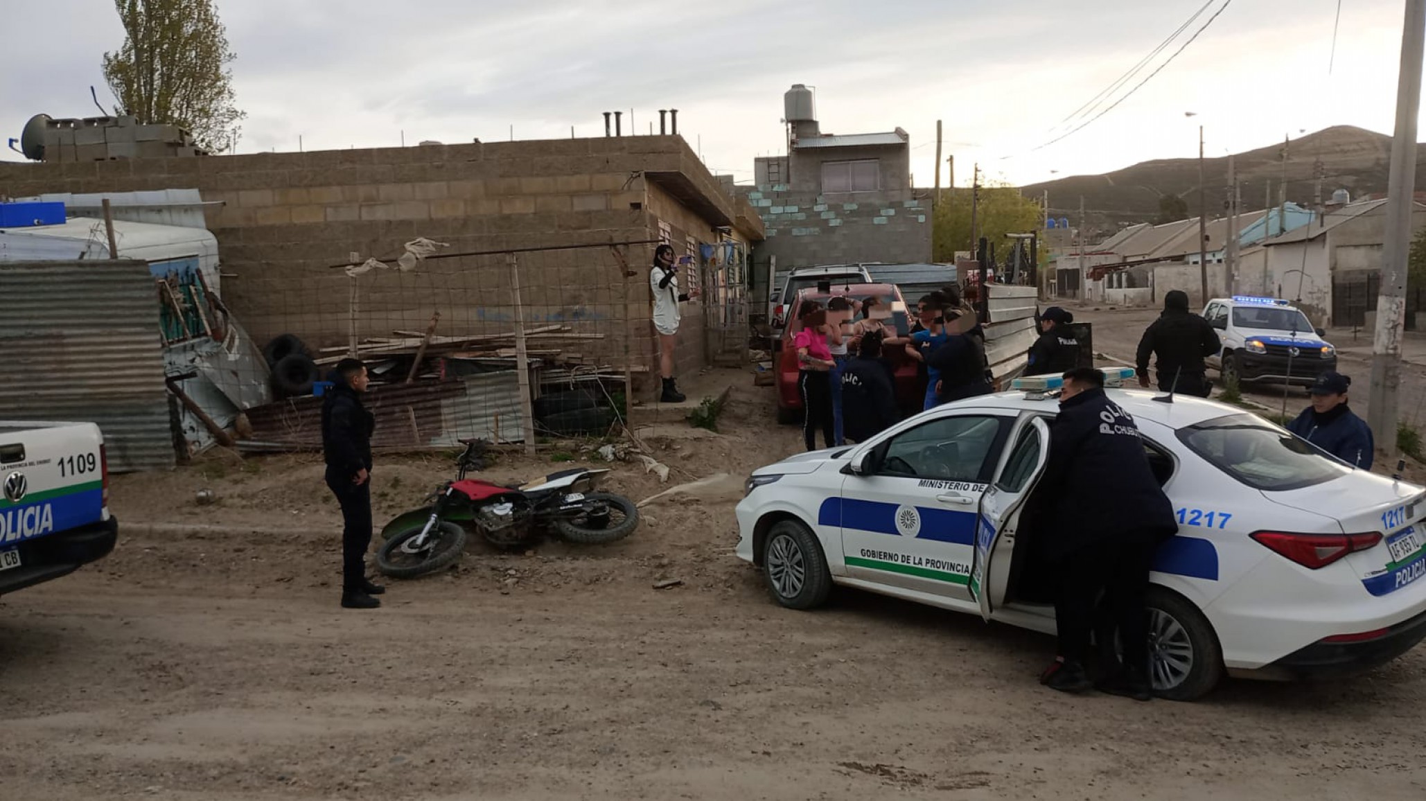 Dos motociclistas huyeron de un control policial, entraron a una vivienda y desde allí arrojaron botellas a policías