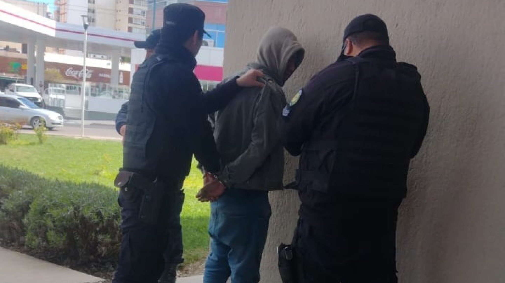 Av Yrigoyen: Un adolescente persiguió al ladrón que le robó el celular y lograron capturarlo