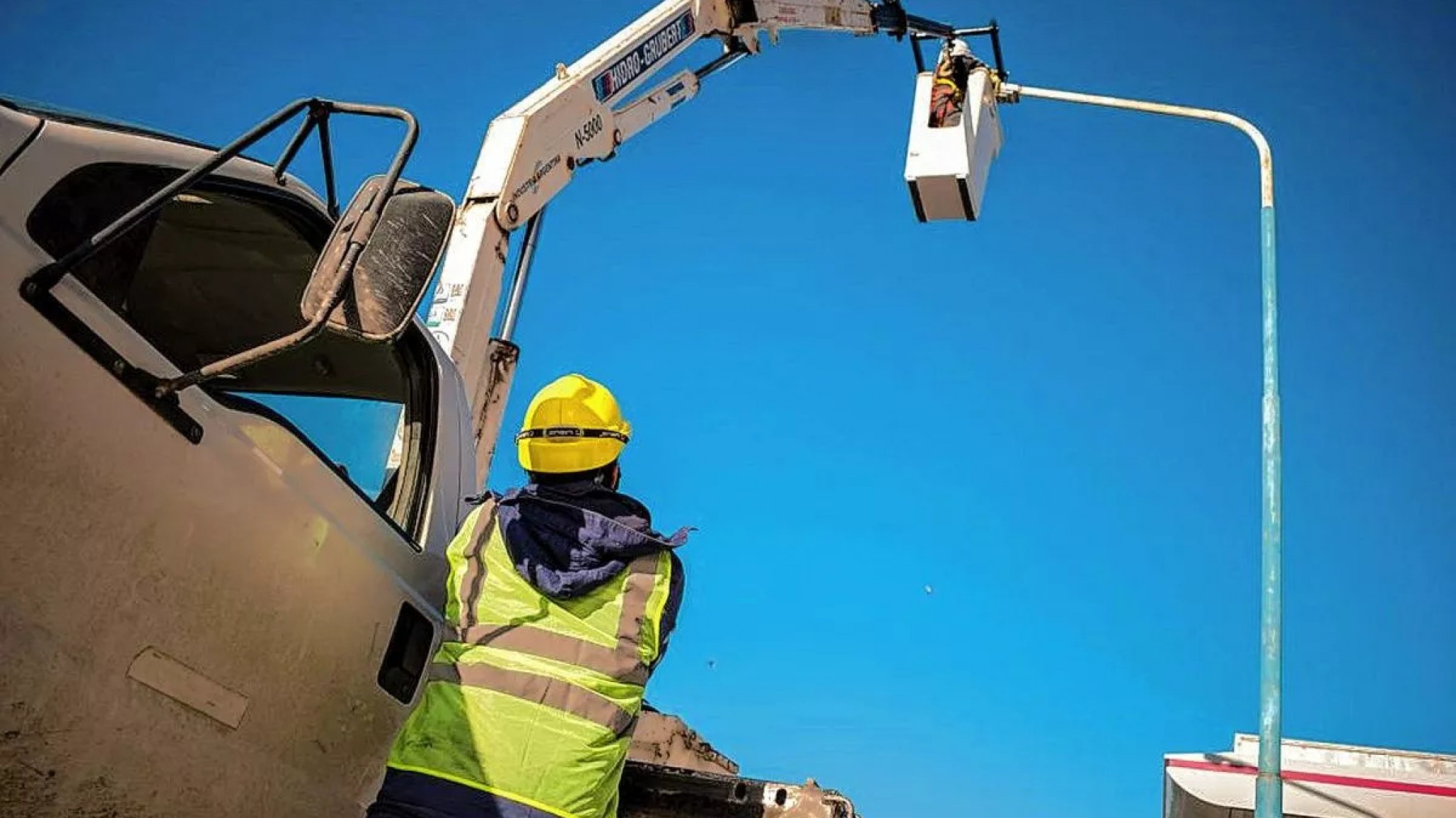 Reducción de calzada en Avenida Hipólito Yrigoyen por tareas de alumbrado público