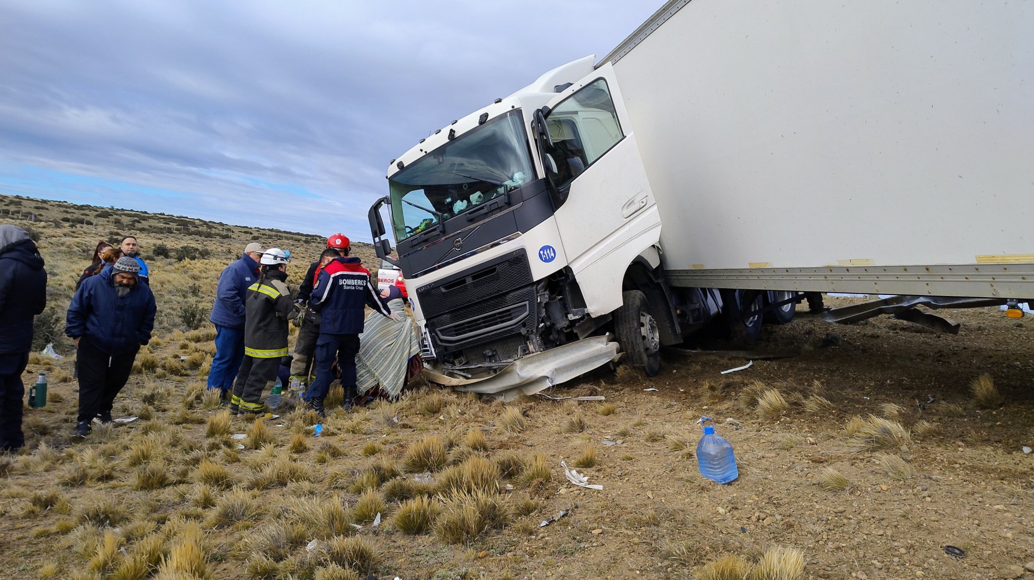 Camionero se descompensó y despistó en la Ruta Nacional N° 3