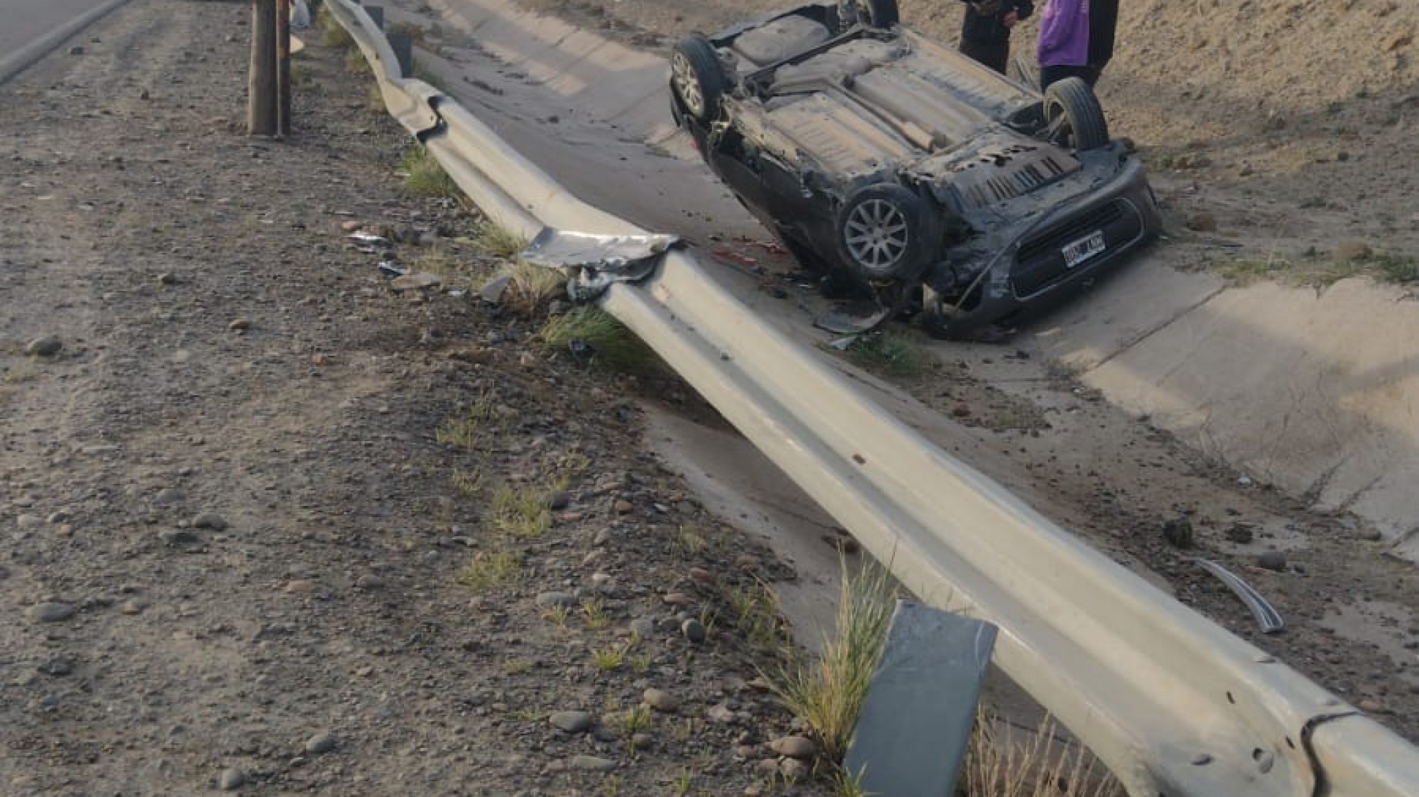 Perdió el control de su auto por manejar alcoholizado y terminó volcando en un canal de evacuación