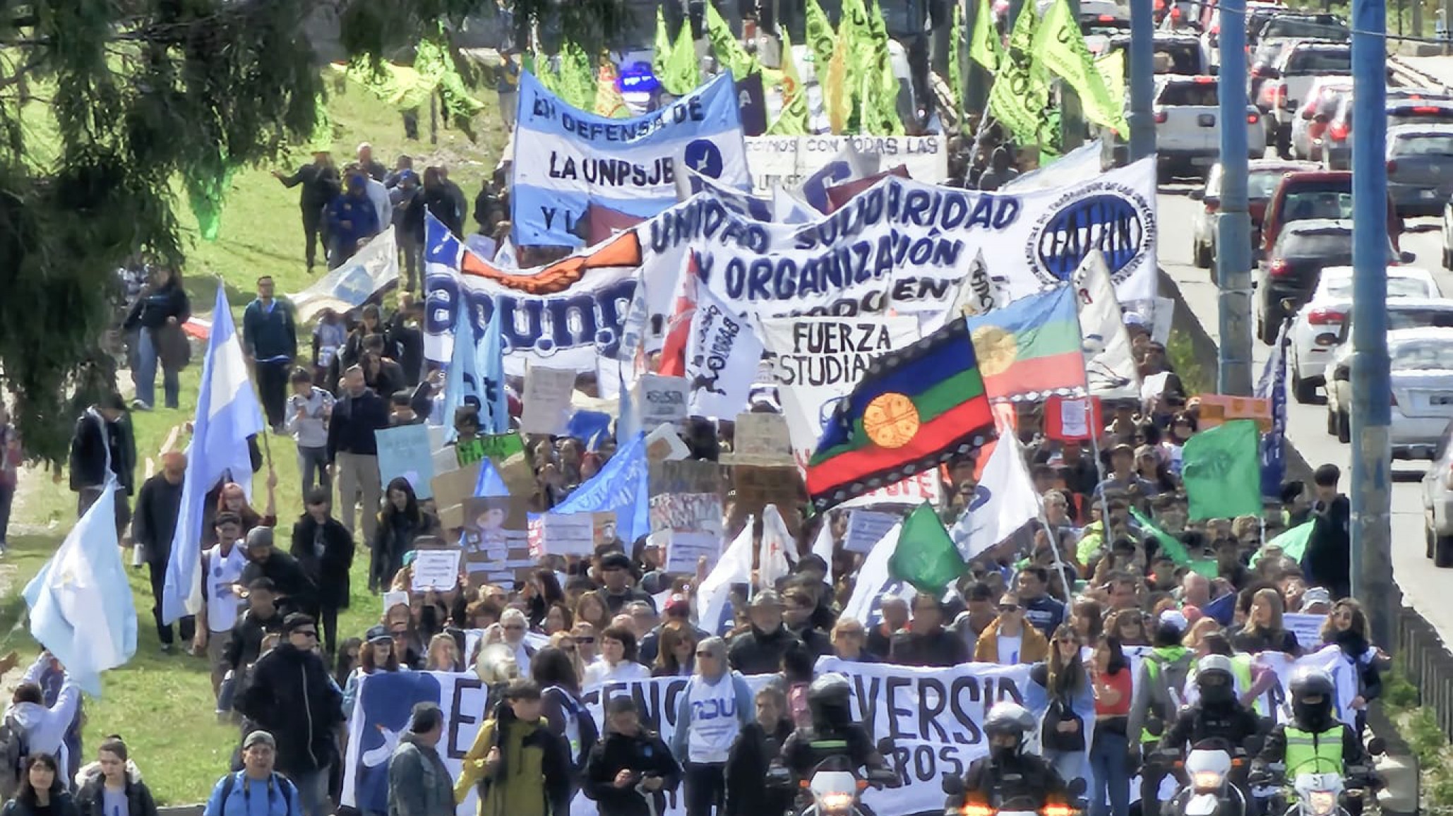 Comodoro Rivadavia levanta la voz por la educación pública: Multitudinaria marcha estudiantil