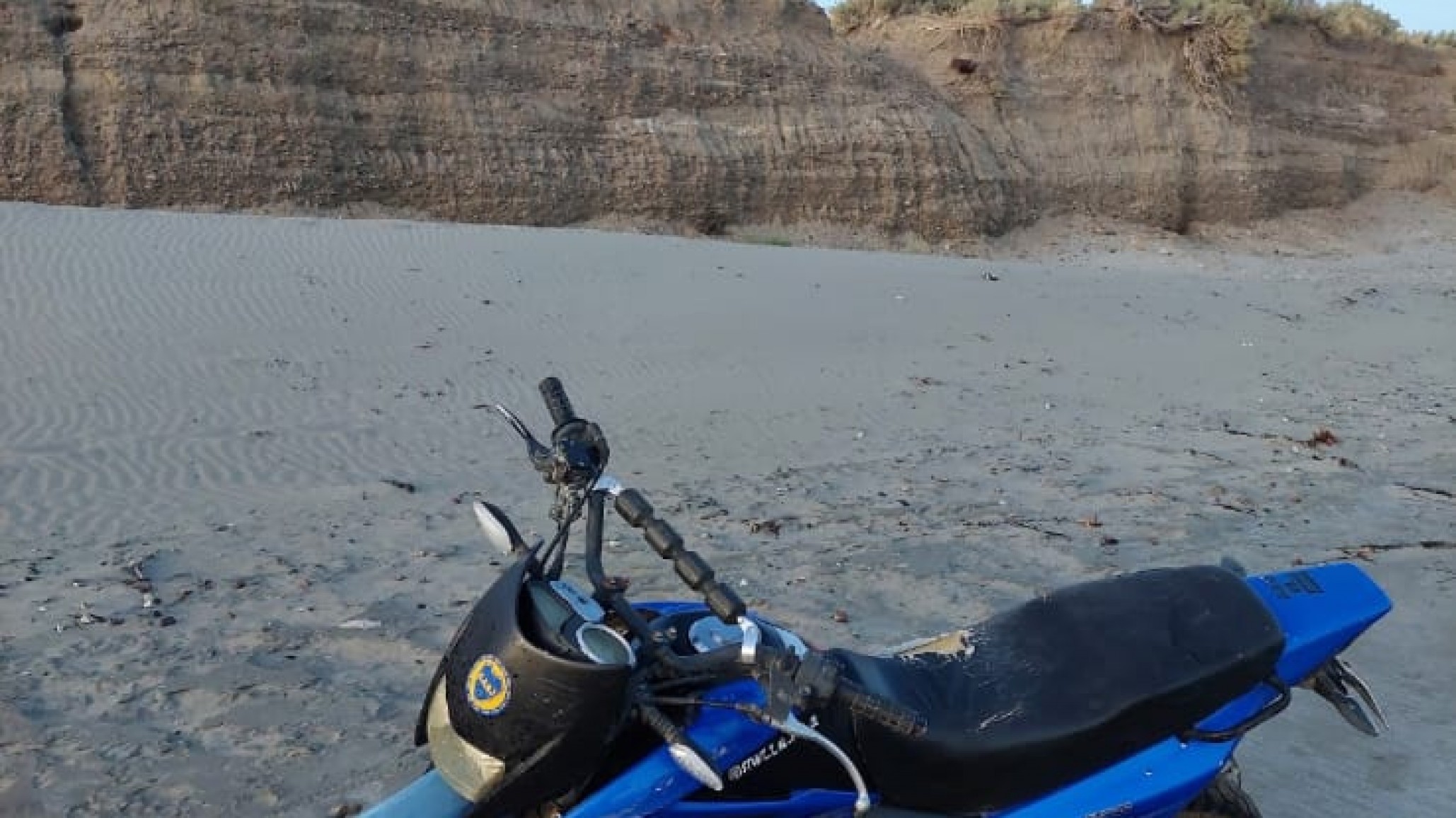 Le robaron la moto del patio de su casa mientras estaba de viaje