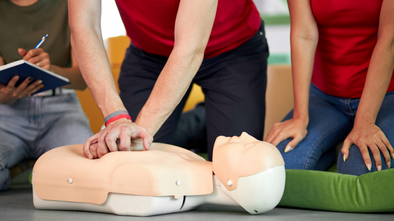 Solidaridad y colecta: Charla gratuita para aprender a salvar vidas a cambio de útiles