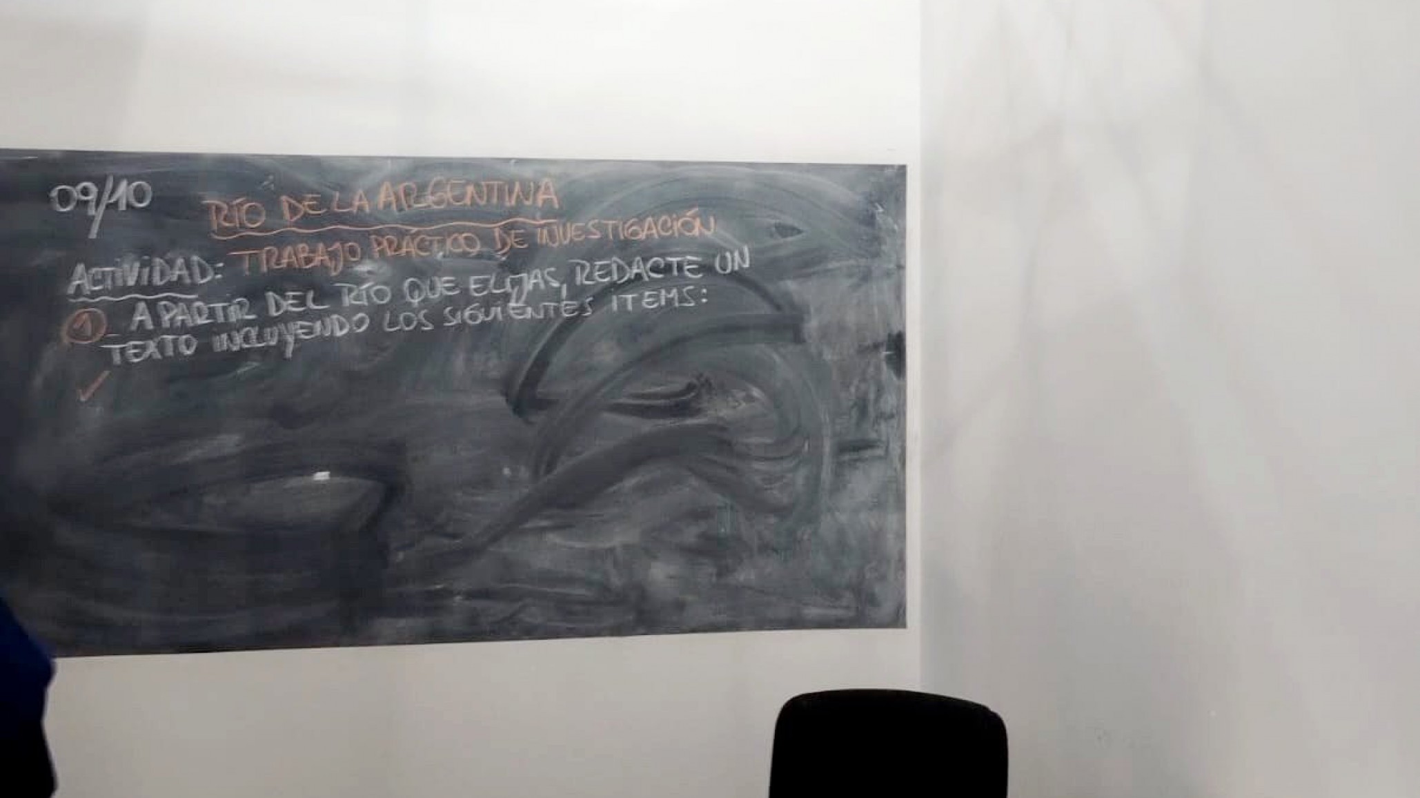 Cayó el cielorraso en escuela 652: Hay una docente herida y las clases están suspendidas