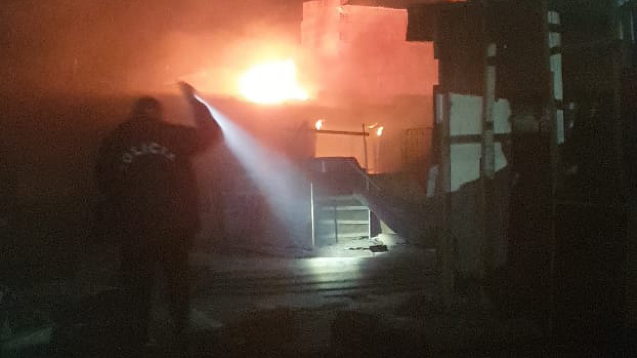 Un galpón con conexiones clandestinas de luz y gas fue consumido por el fuego