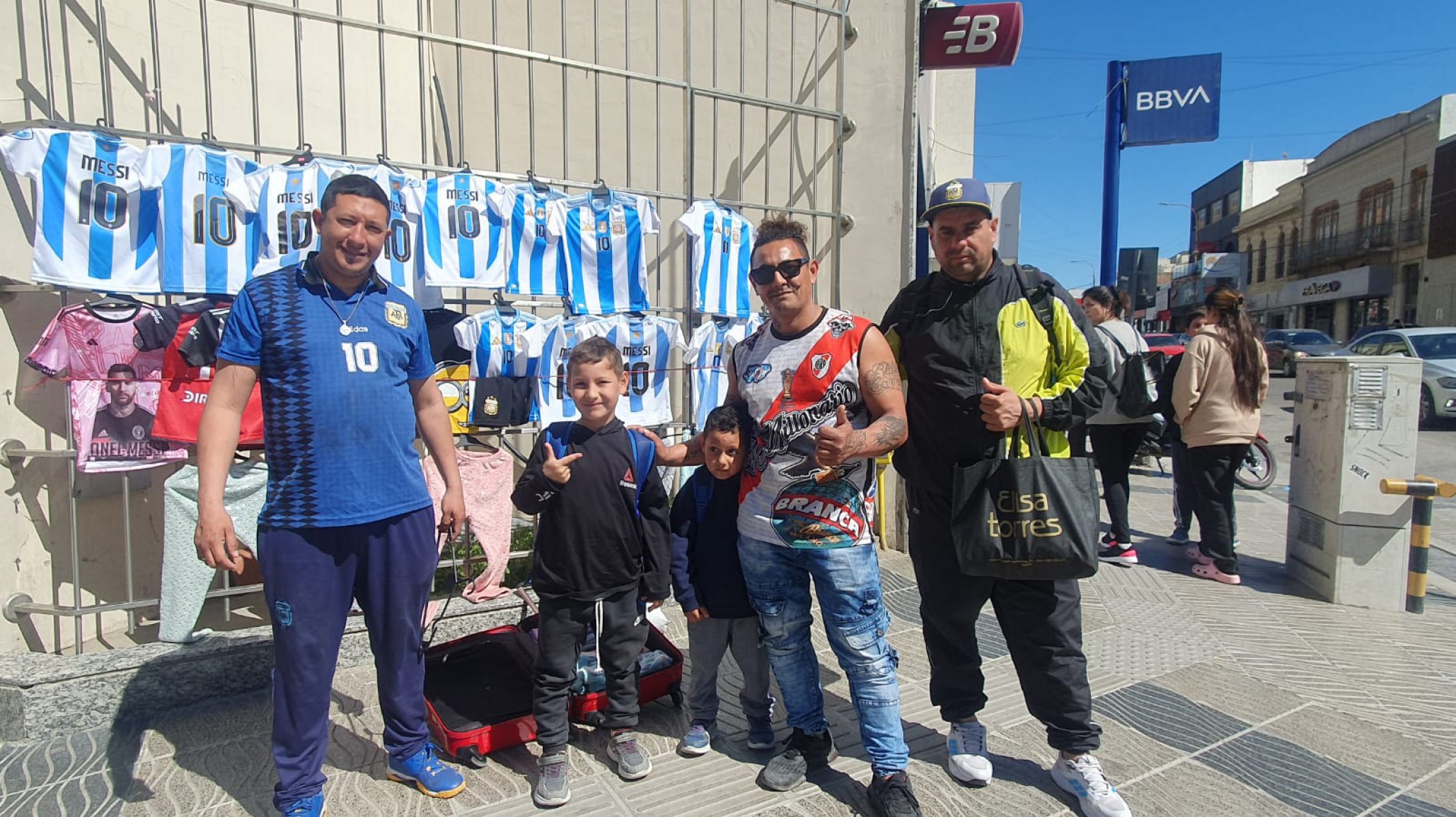 Chalecos para ambulantes: "Queremos que la gente nos conozca y sepa que somos vendedores identificados"