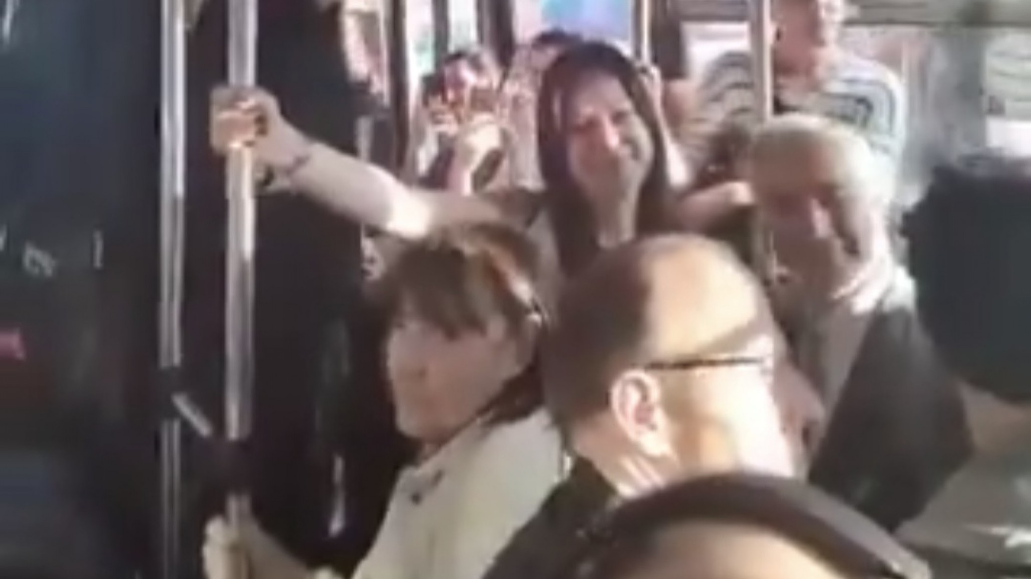 Pettovello fue increpada en un colectivo de Aeroparque: pasajeros le gritaron "Aerolíneas no se vende"