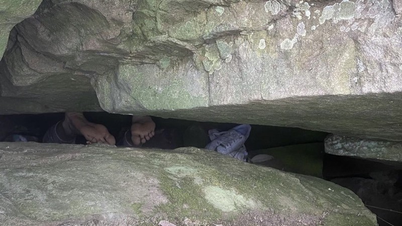 Perdió su celular, intentó recuperarlo y quedó atrapada siete horas entre las rocas