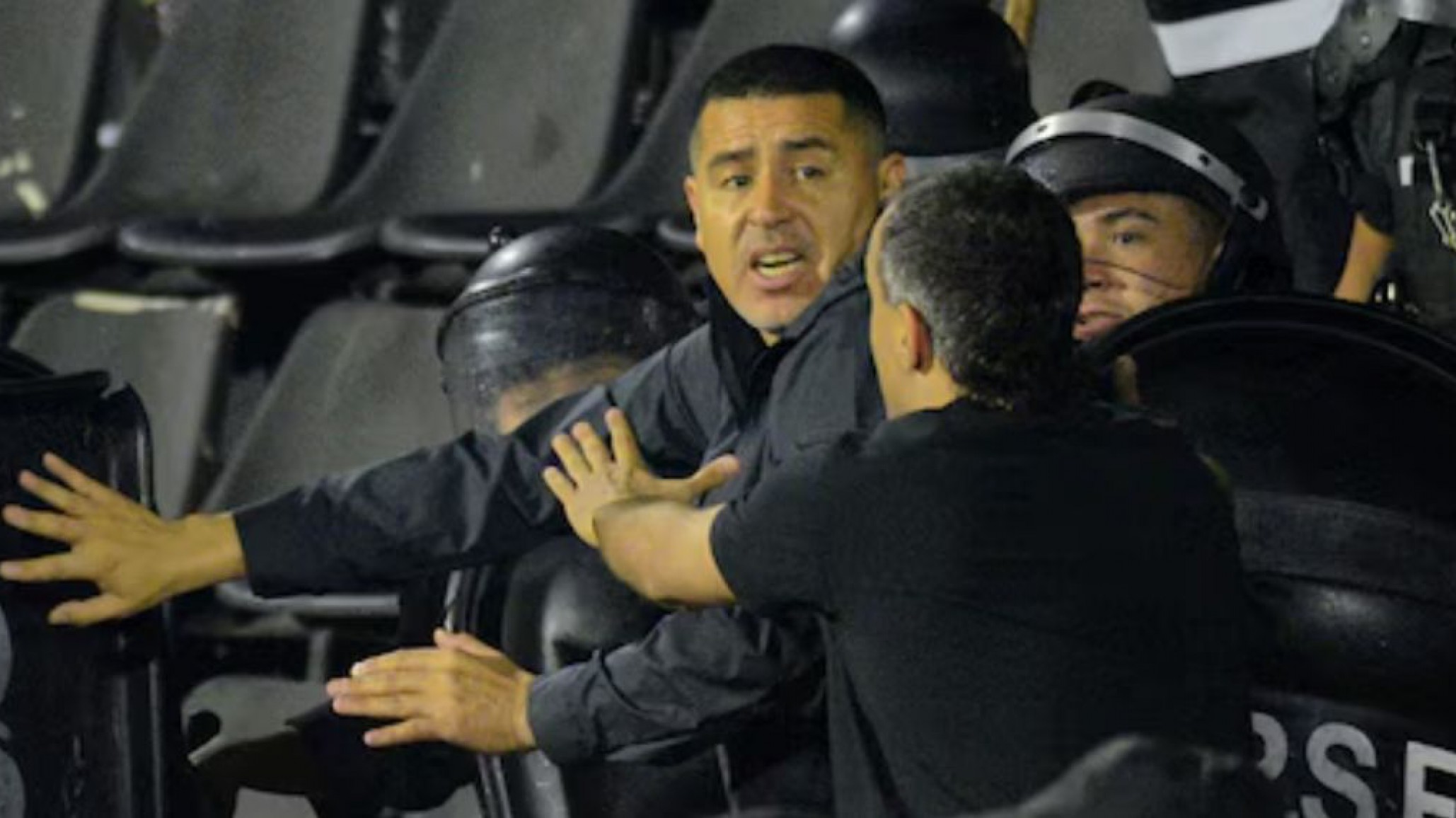 Así Riquelme evitó que la barra brava de Boca se enfrente con la policía