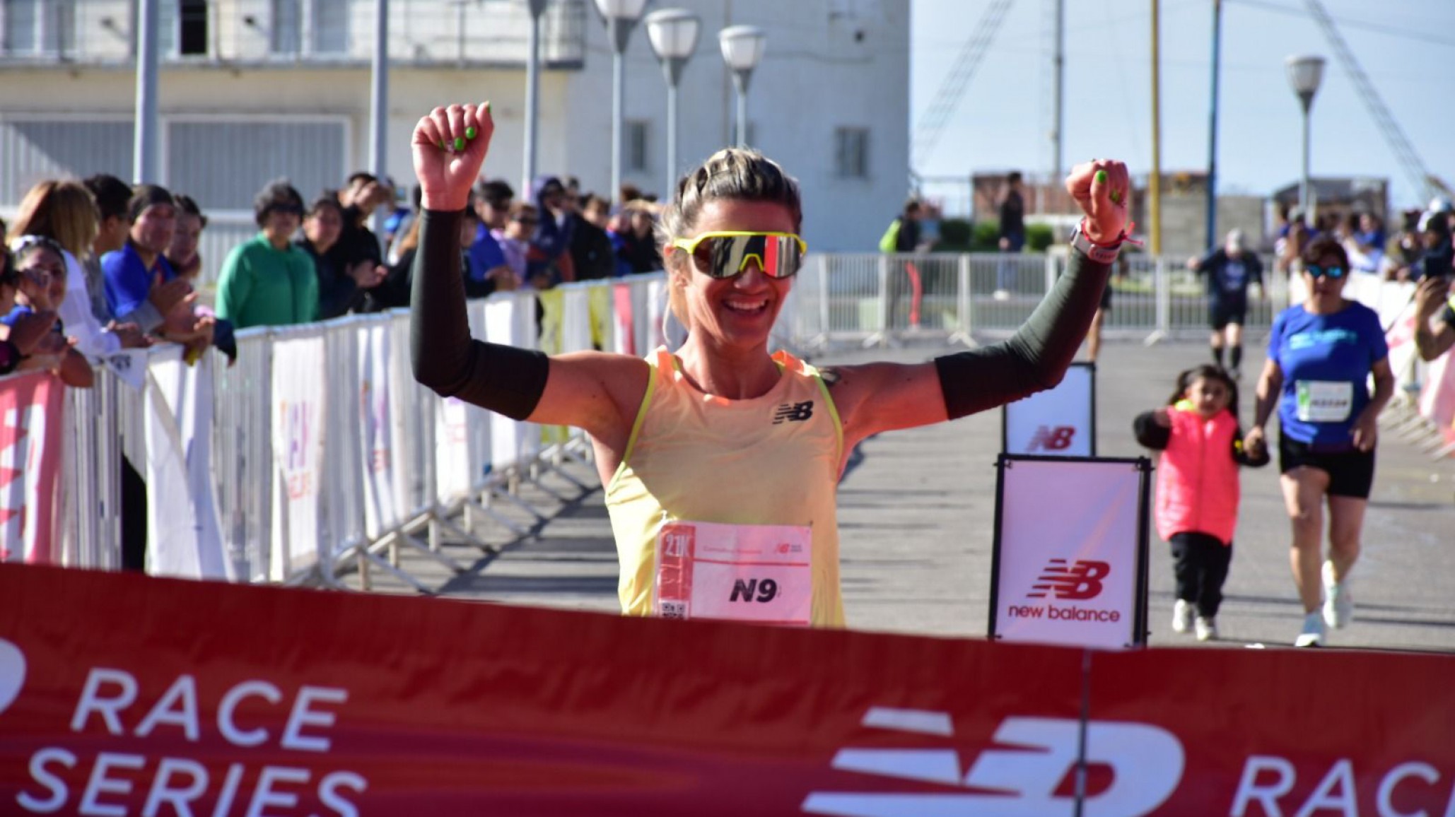 Joaquín Arbe y Lujan Urrutia; los ganadores de la 2da. edición del Medio Maratón New Balance