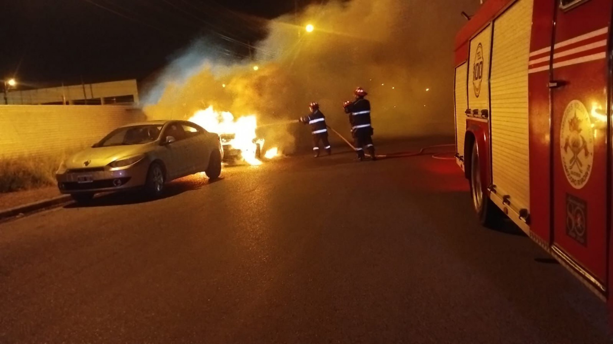 Una camioneta se incendió mientras su dueña estaba en una fiesta privada: investigan las causas