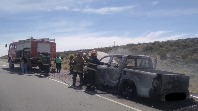 Incendio consumió una camioneta en Ruta 25