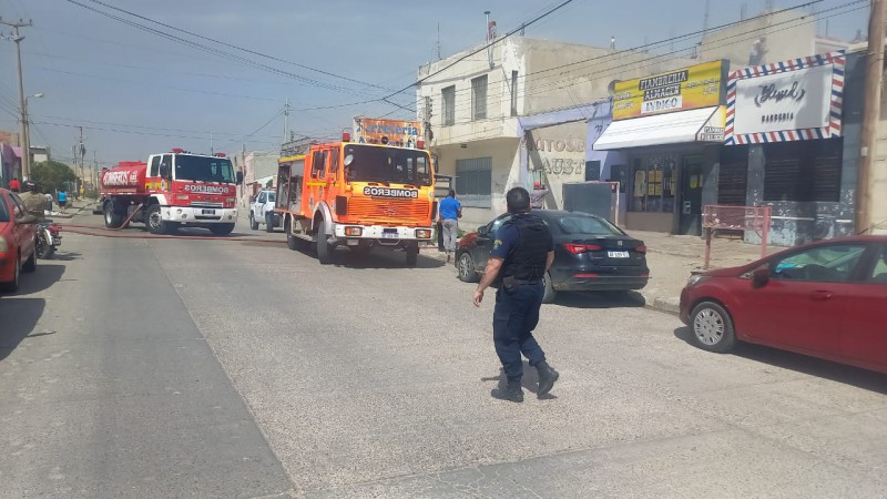 Incendio en un comercio de la calle Huergo: La acumulación de basura desató las llamas