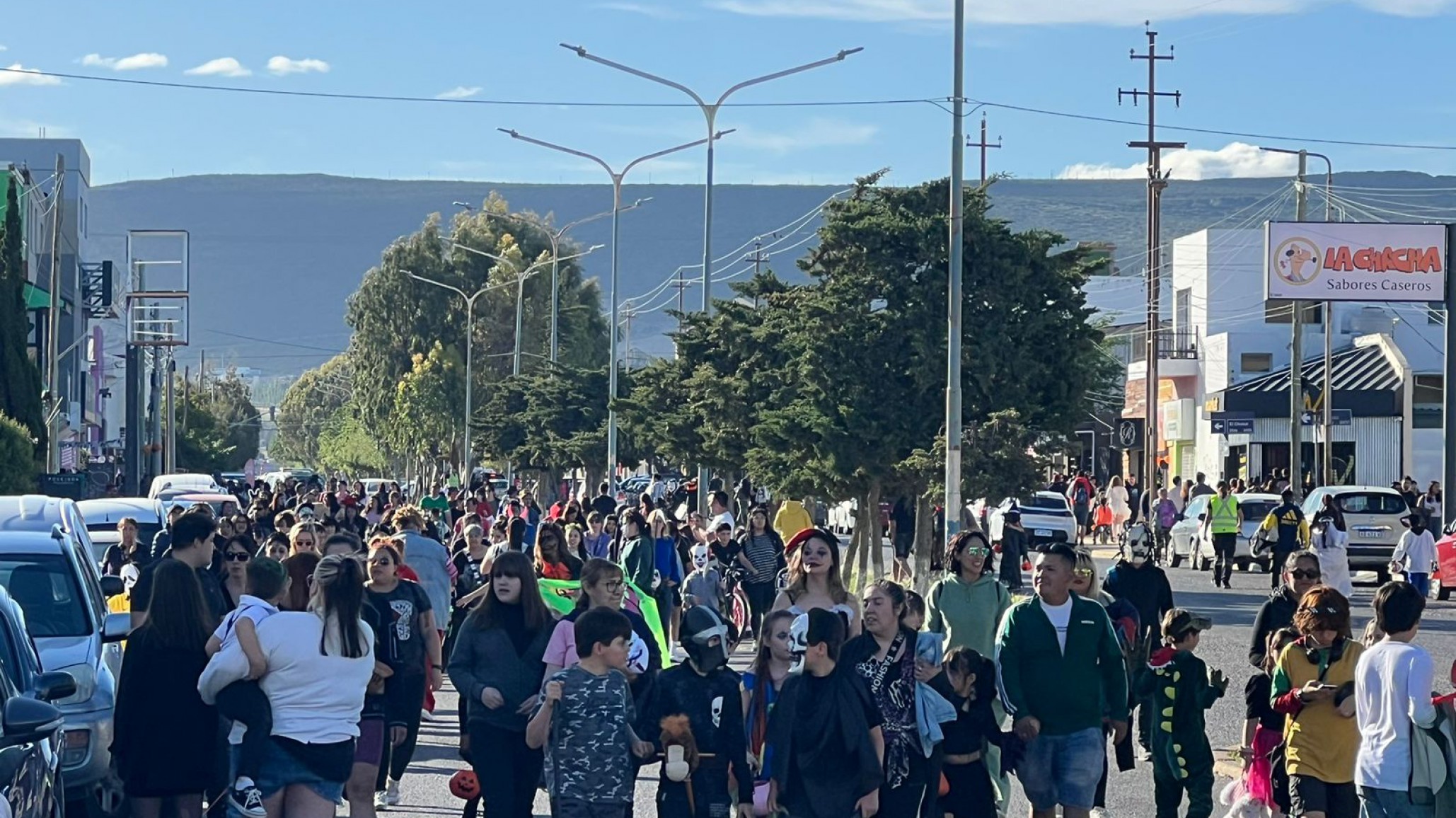 Una multitud en la caminata zombie