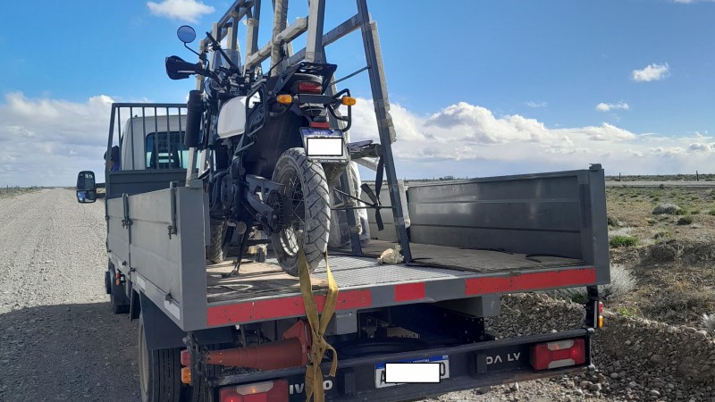 Motociclista fue arrastrado por una ráfaga de viento y sufrió un accidente en Ruta 40