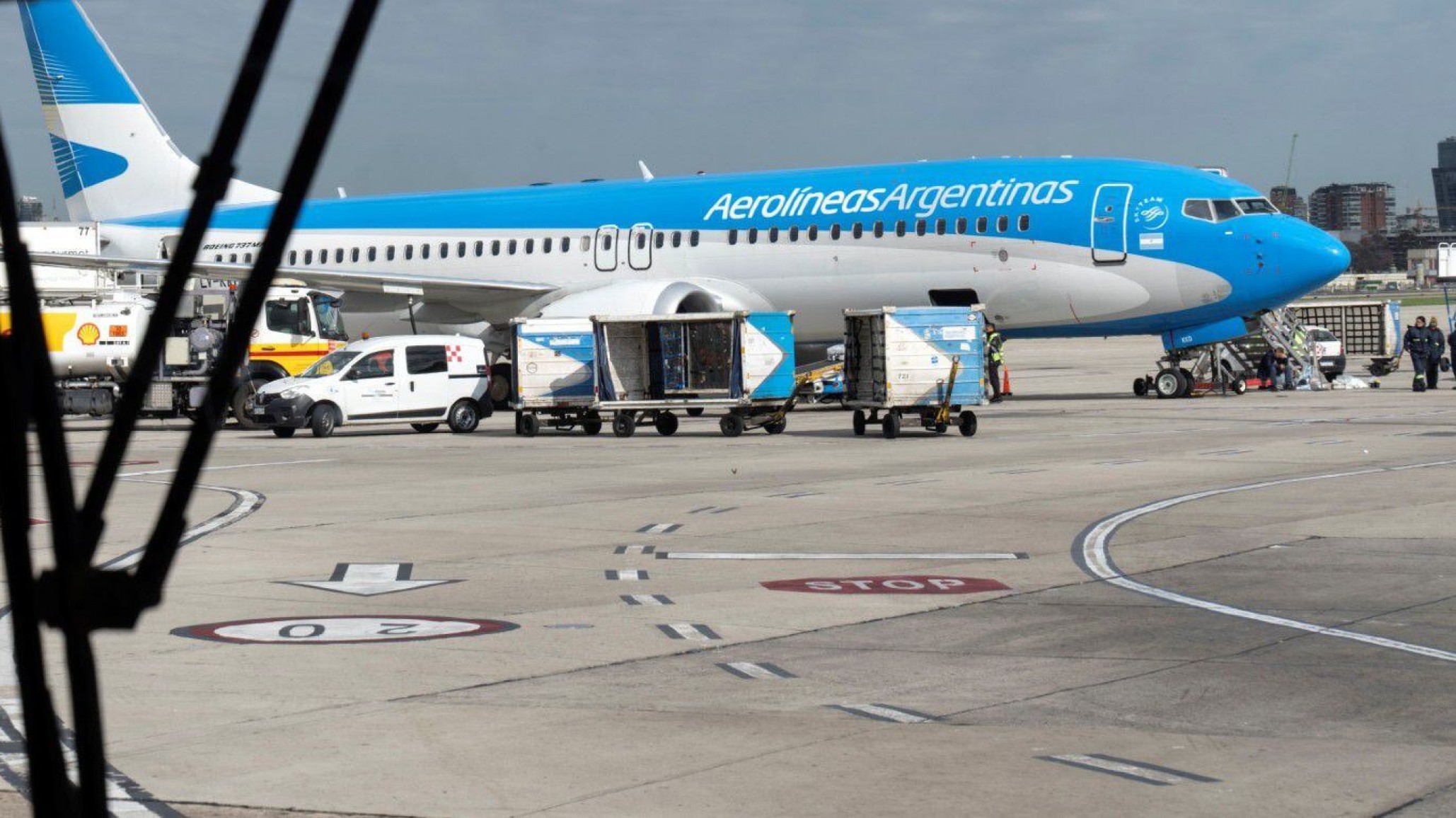 Ultimátum del gobierno y amenaza de cierre para Aerolíneas Argentinas
