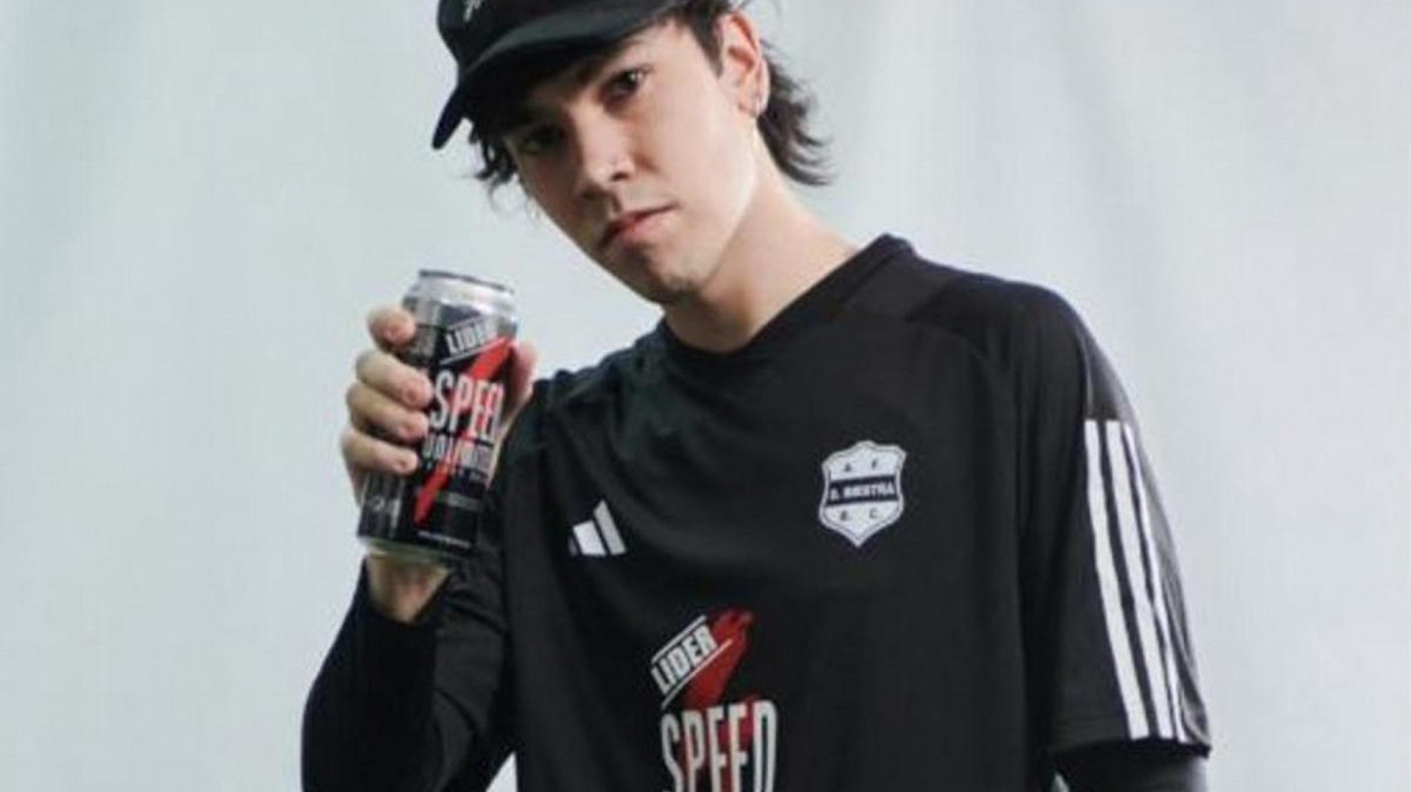 Deportivo Riestra convocó a un streamer para el partido ante Vélez