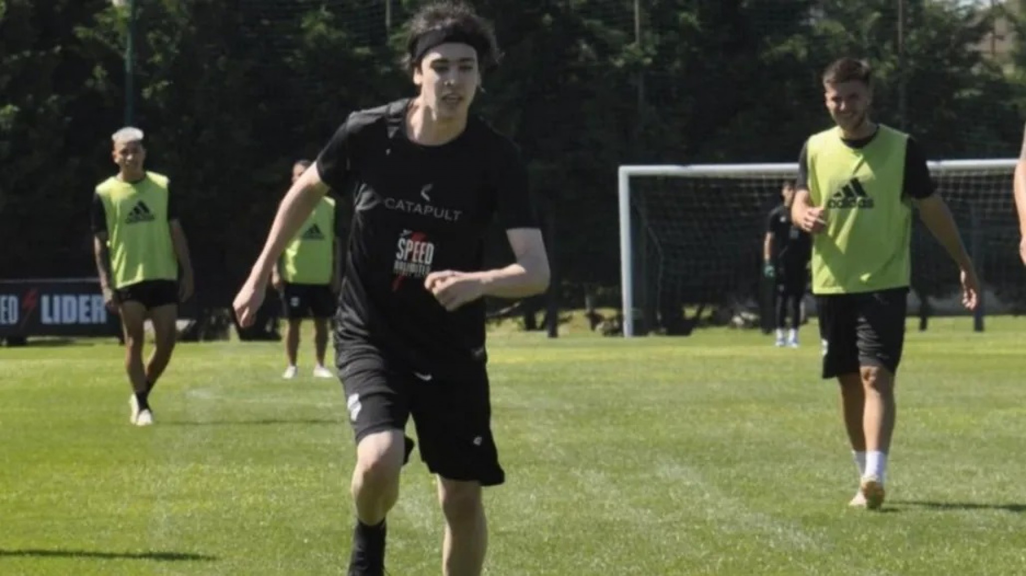 Polémica en el futbol de primera: Debutará en Riestra un reconocido streamer sin experiencia profesional en el futbol