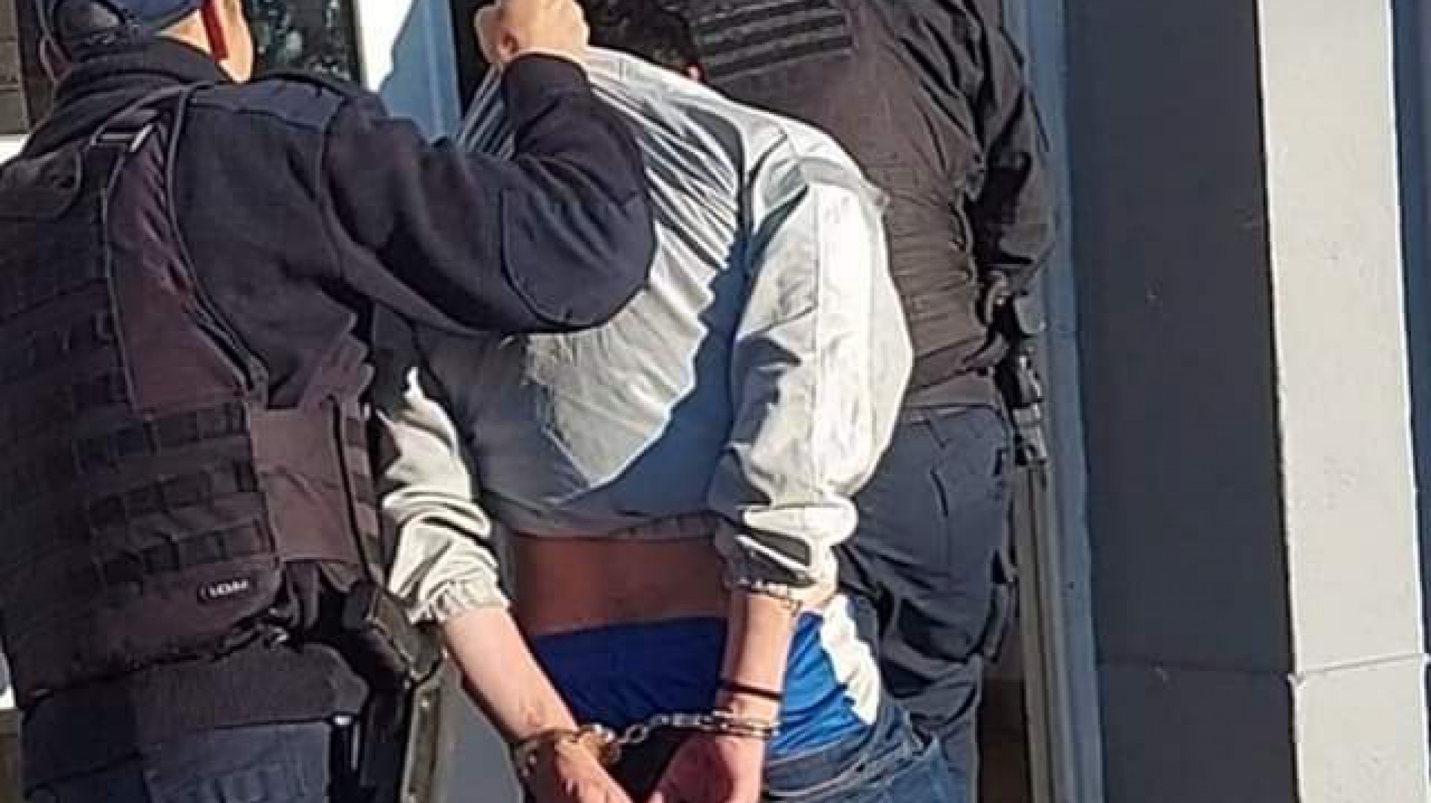 Lo detuvieron luego romper el ventanal de un local de comidas