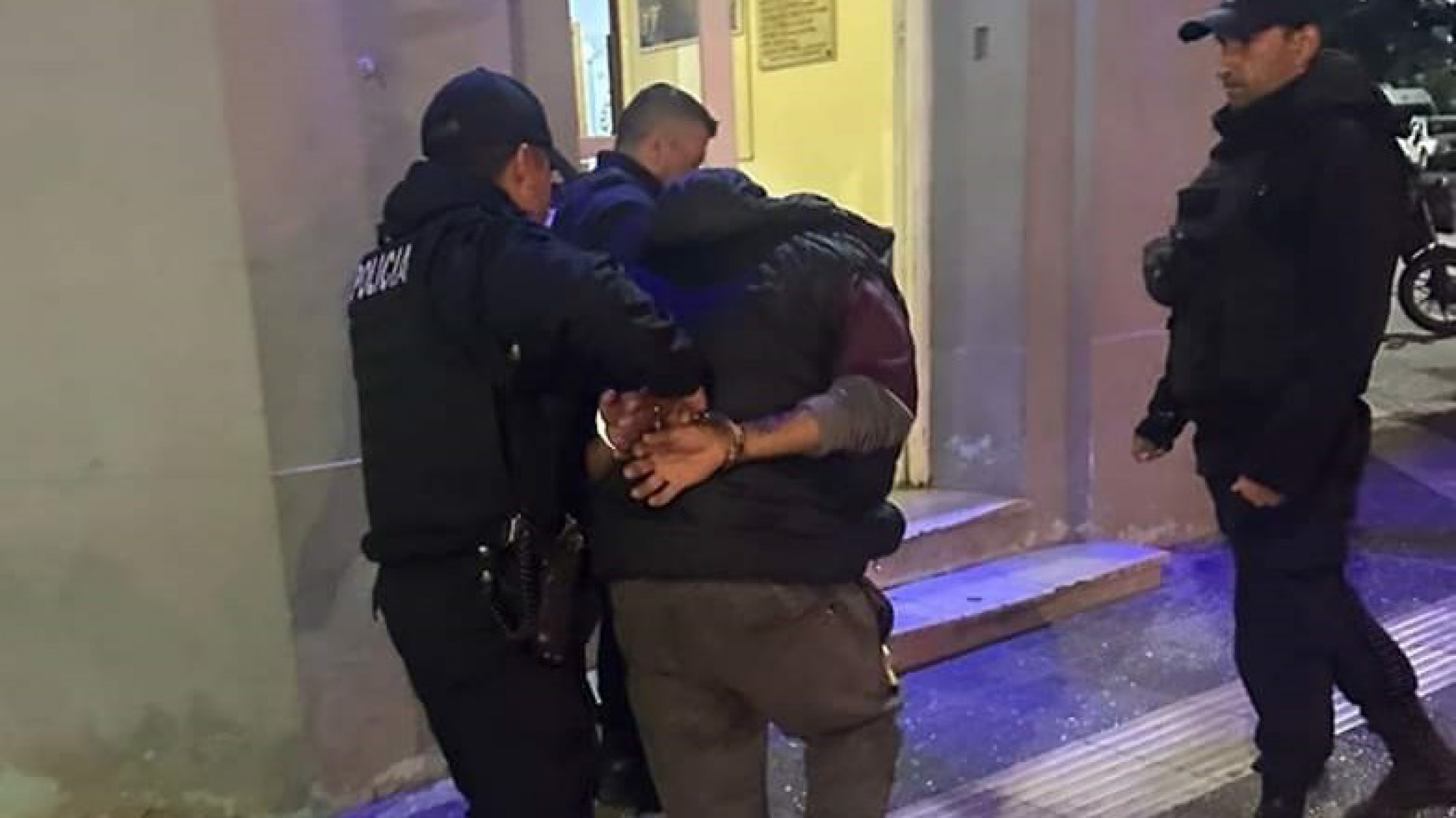 Lo detuvieron por amenazar a un hombre con un arma blanca en la terminal de ómnibus