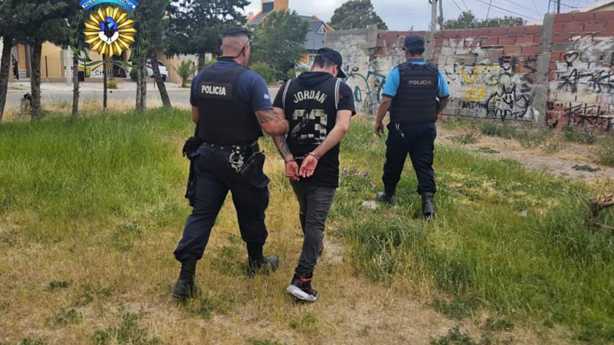 Cayó un prófugo en una plaza del barrio Pueyrredón