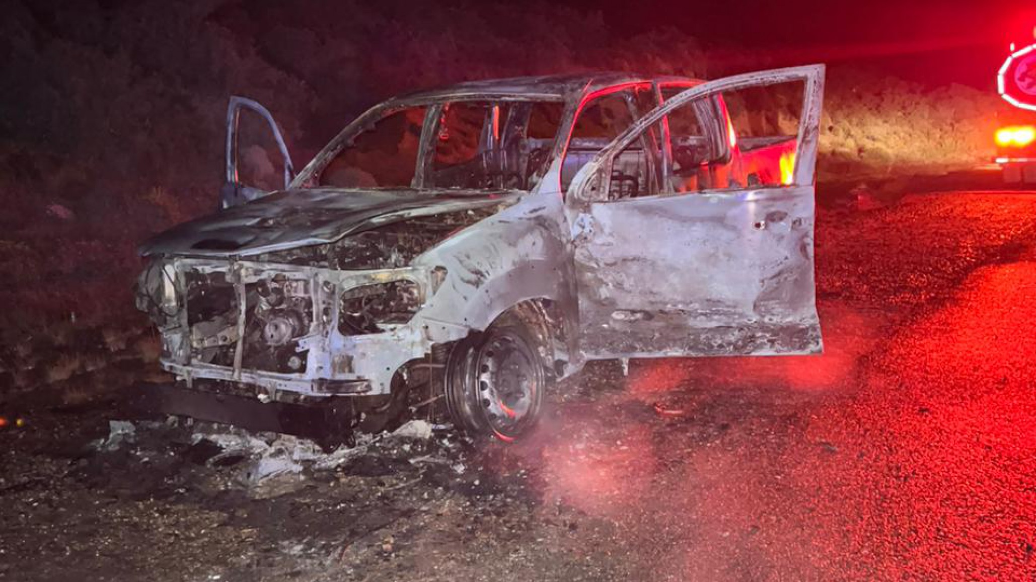 Una madre y su bebé de 6 meses iban de Sarmiento a Comodoro y se les incendió la camioneta