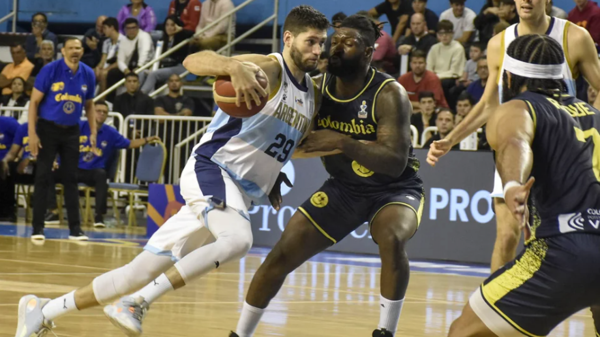 Argentina triunfó ante Colombia en básquet y lidera su grupo