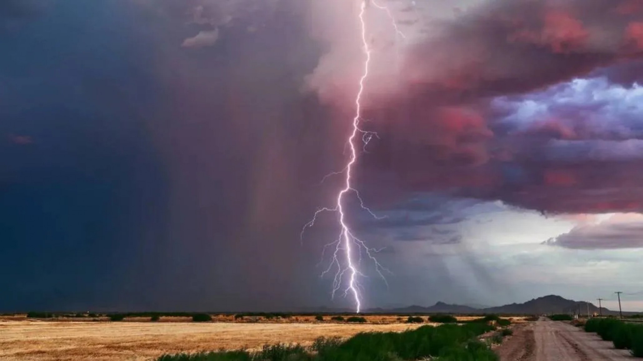 Un hombre murió al ser alcanzado por un rayo mientras caminaba con su hijo
