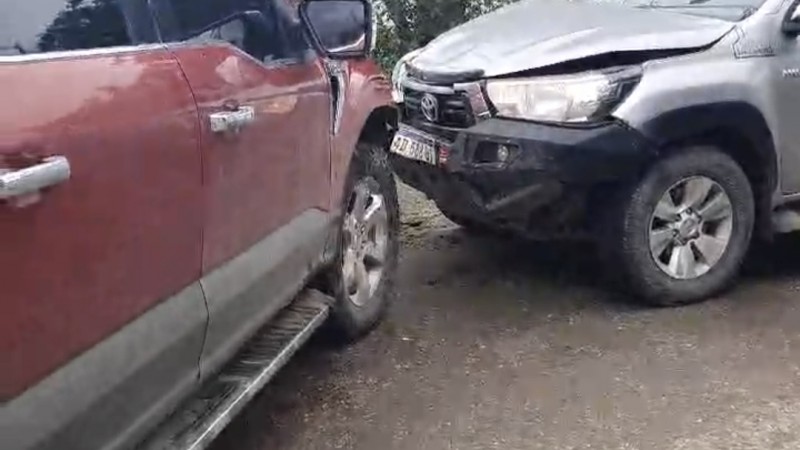 Chocaron dos camionetas en Cayelli y Larroude