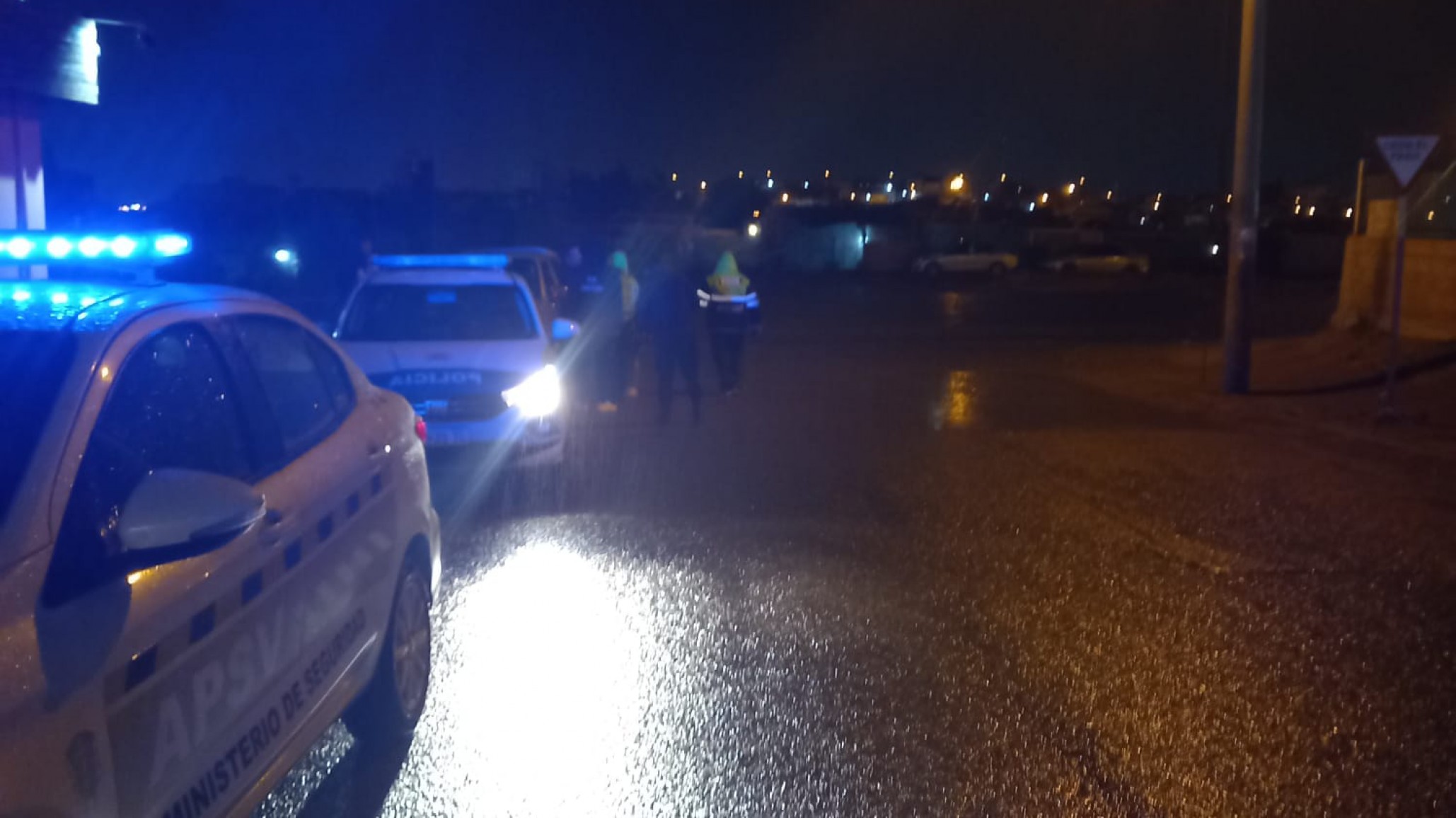 Pasó un semáforo en rojo y casi causa un choque: manejaba alcoholizado