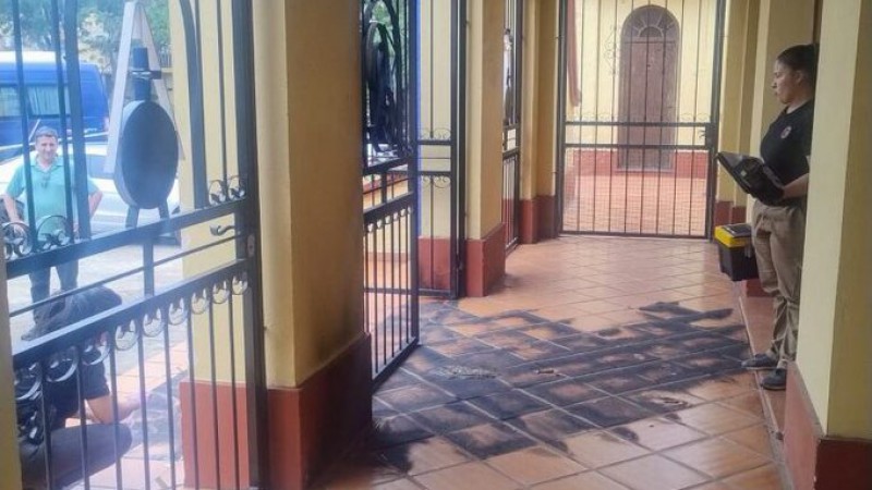 En Rosario, tiraron una molotov en una Iglesia para exigir la liberación de un preso narco