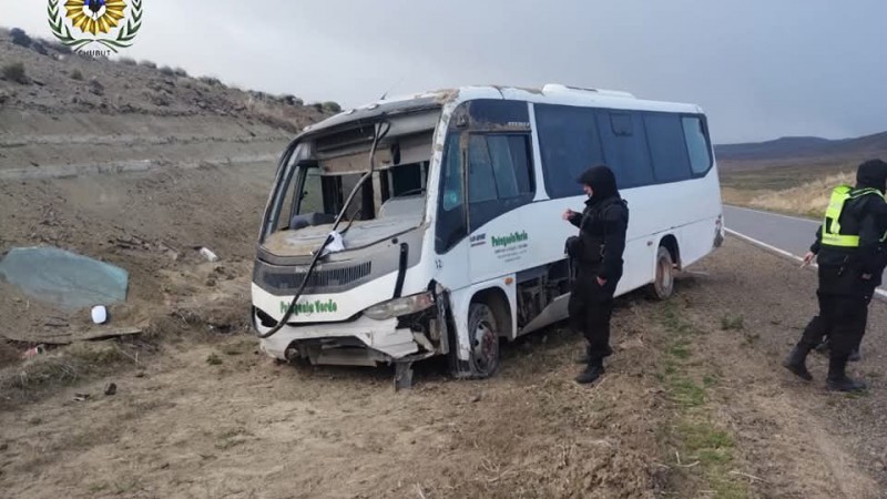 Un micro de pasajeros volcó en la Ruta 40