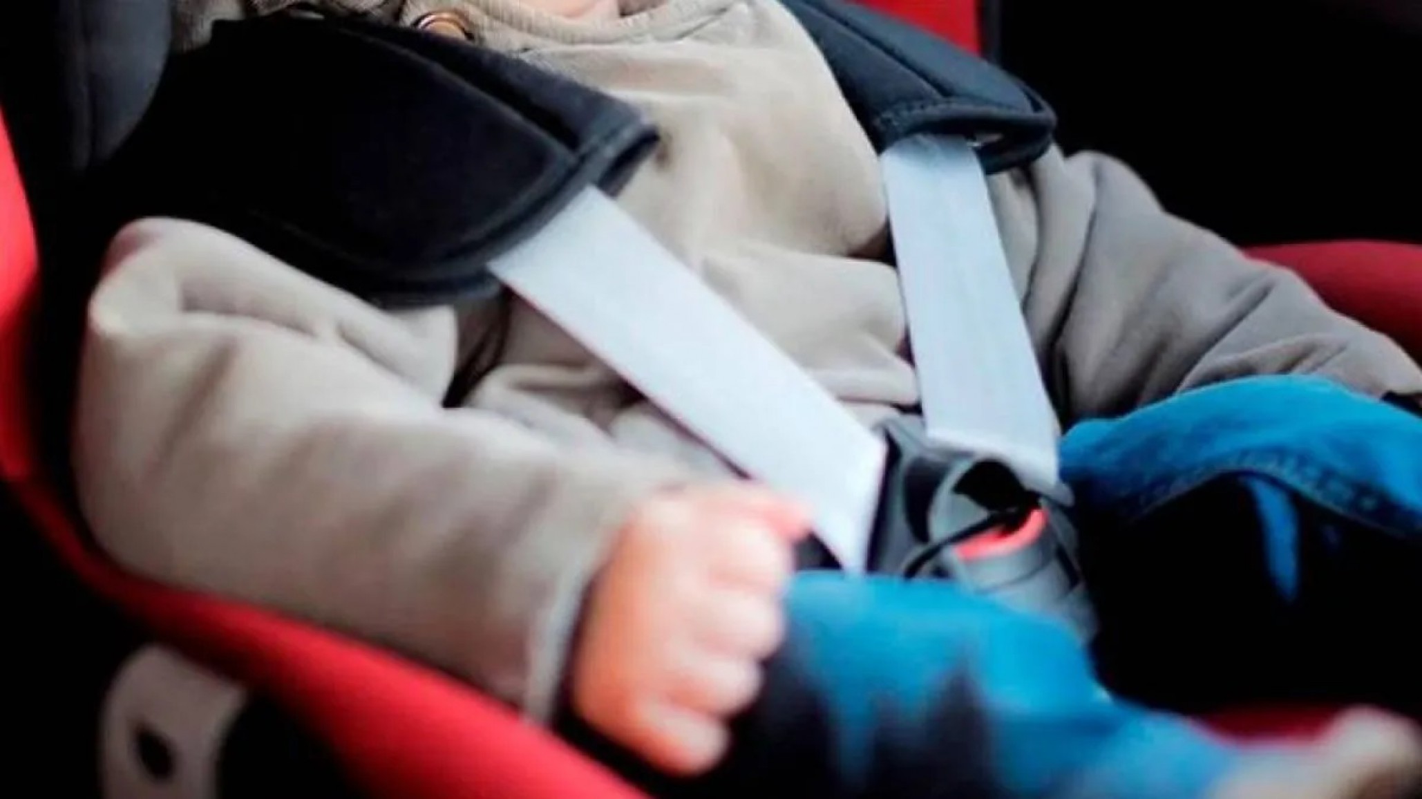 Rescataron a una bebé de dos años de un auto en Neuquén