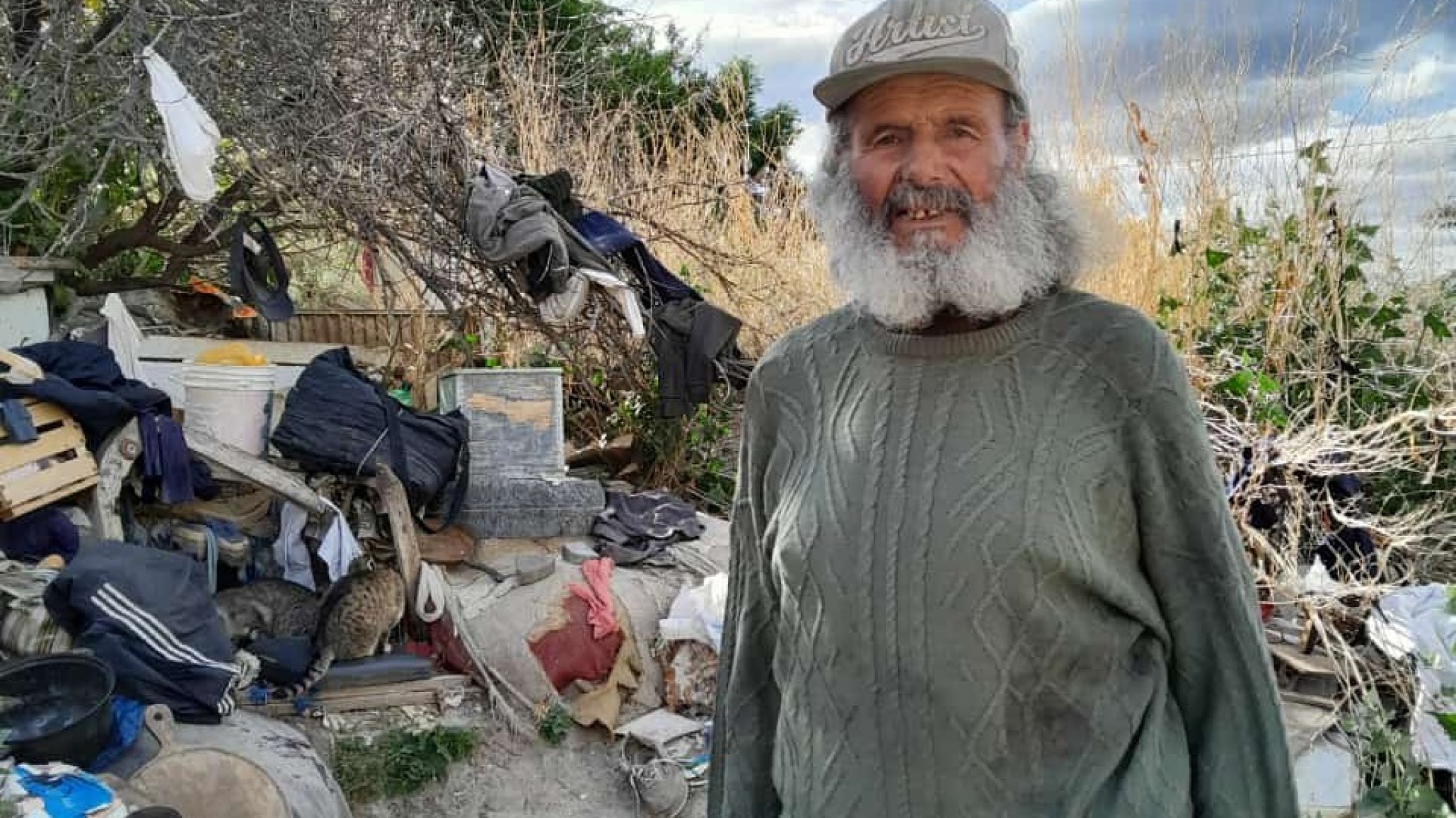 Félix, el hombre de los gatos: una historia de abandono y solidaridad en Comodoro Rivadavia