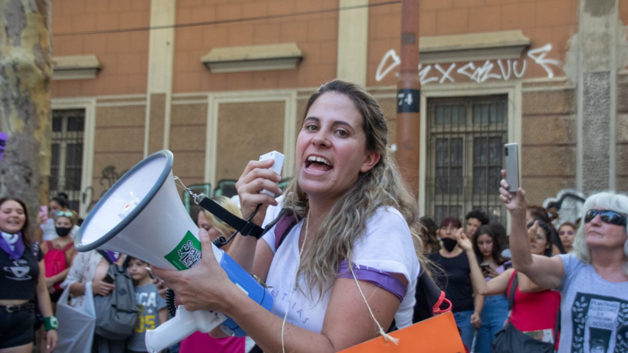 Araceli Pelegrina: "El mensaje del gobierno hacia las mujeres que sufren violencia hoy es que su única opción es volver con el agresor"