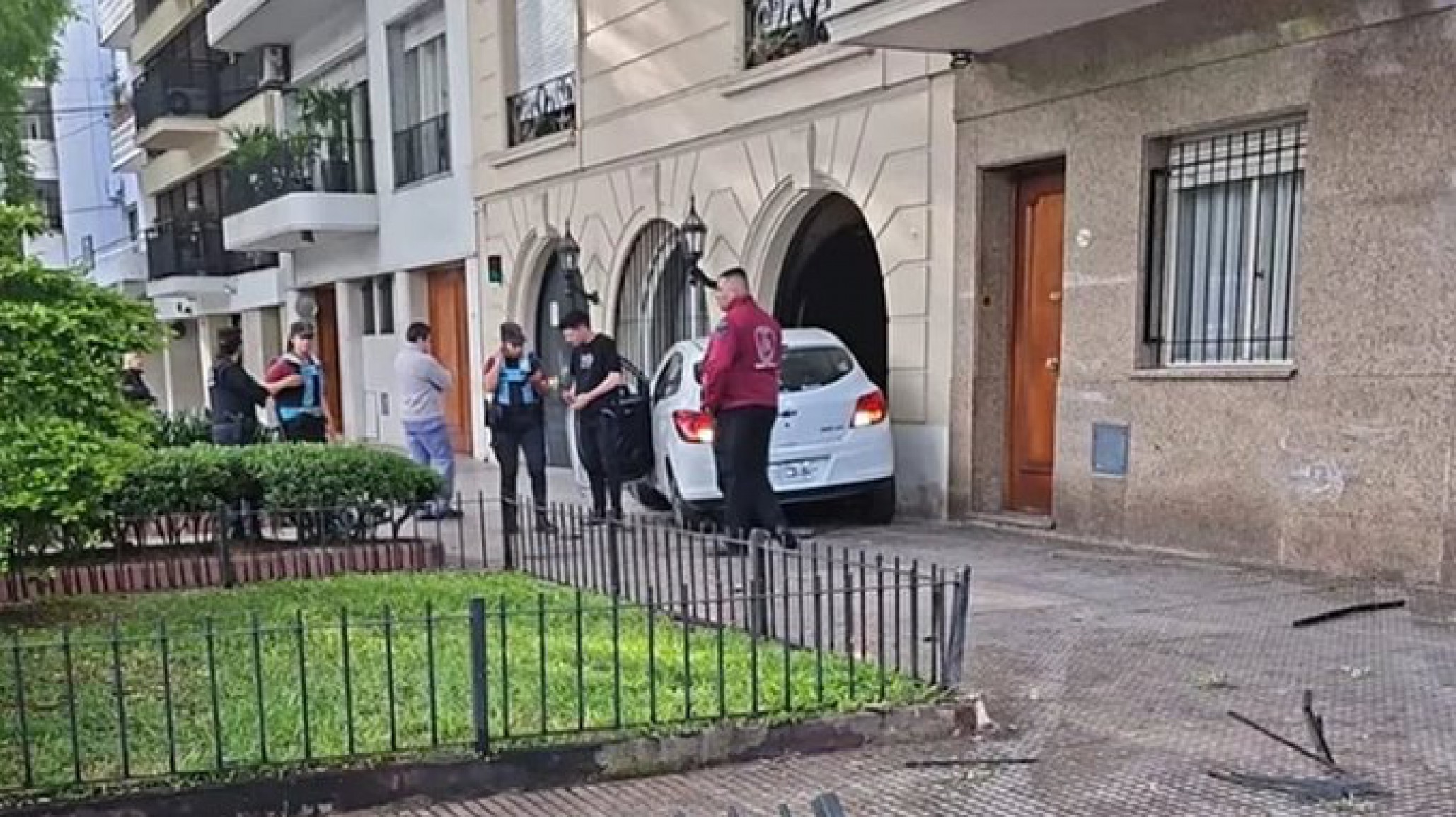 Manejaba alcoholizado, chocó a dos autos, se subió a la vereda y terminó incrustado en un edificio