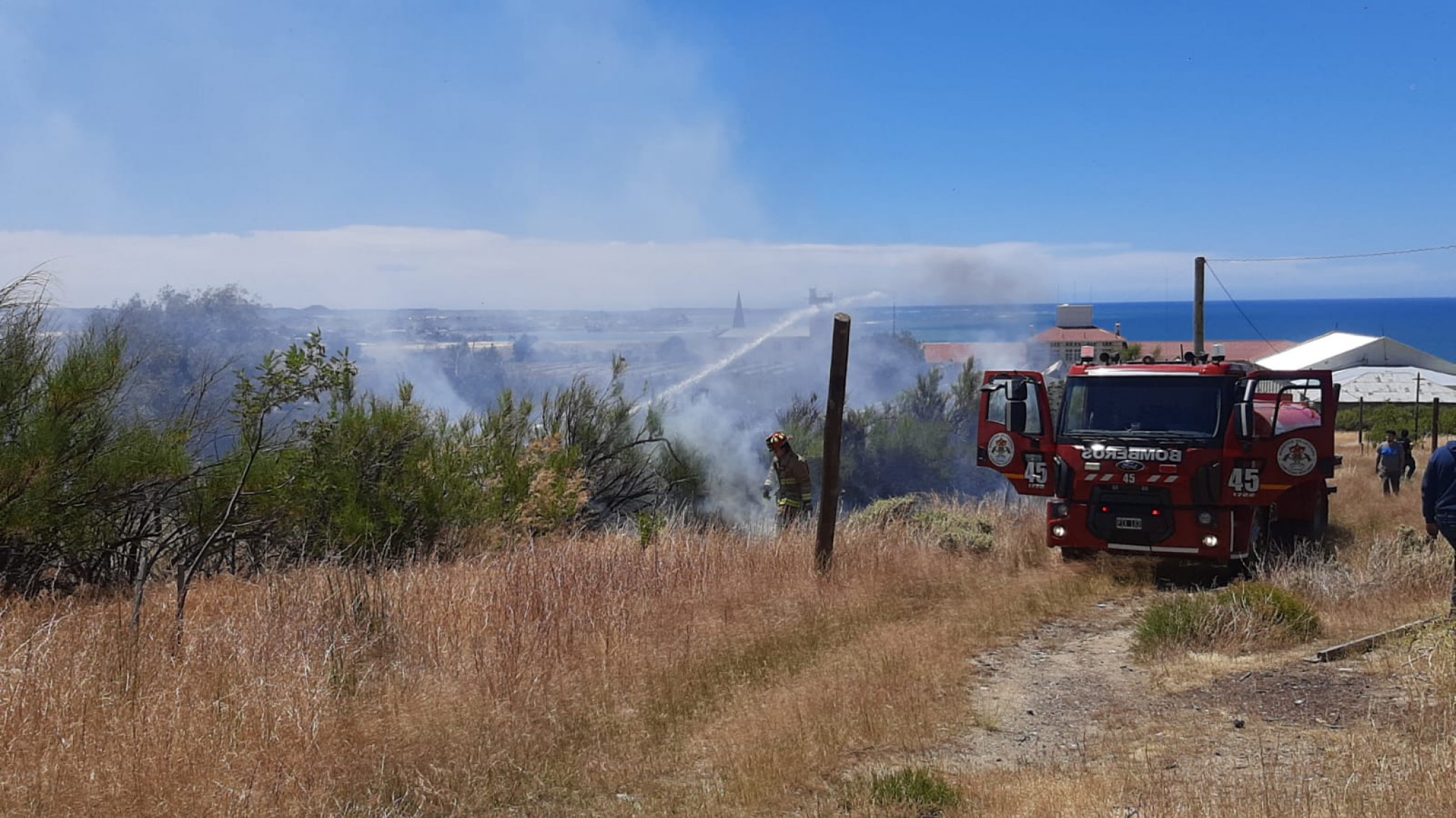 Bomberos trabajan en el Pinar del Dean Funes: se incendió un panal de abejas