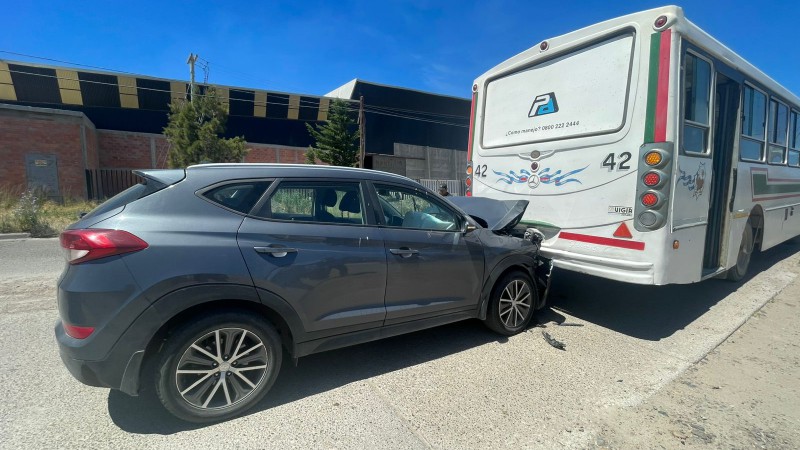 Comodoro: Un auto chocó con un colectivo en Km. 8