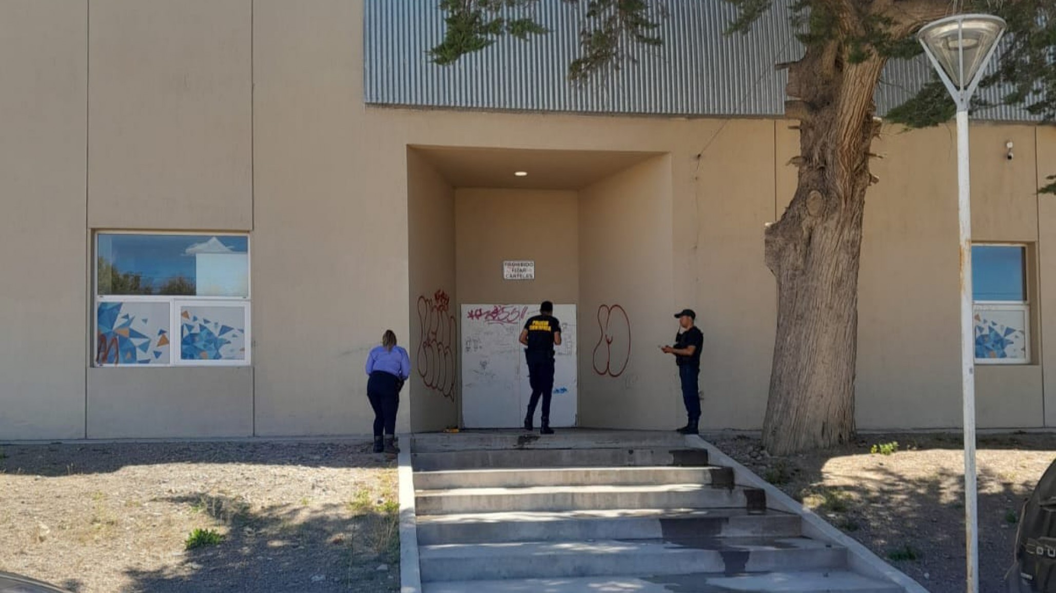 Detuvieron a un hombre que intentó prender fuego en la puerta del CIP