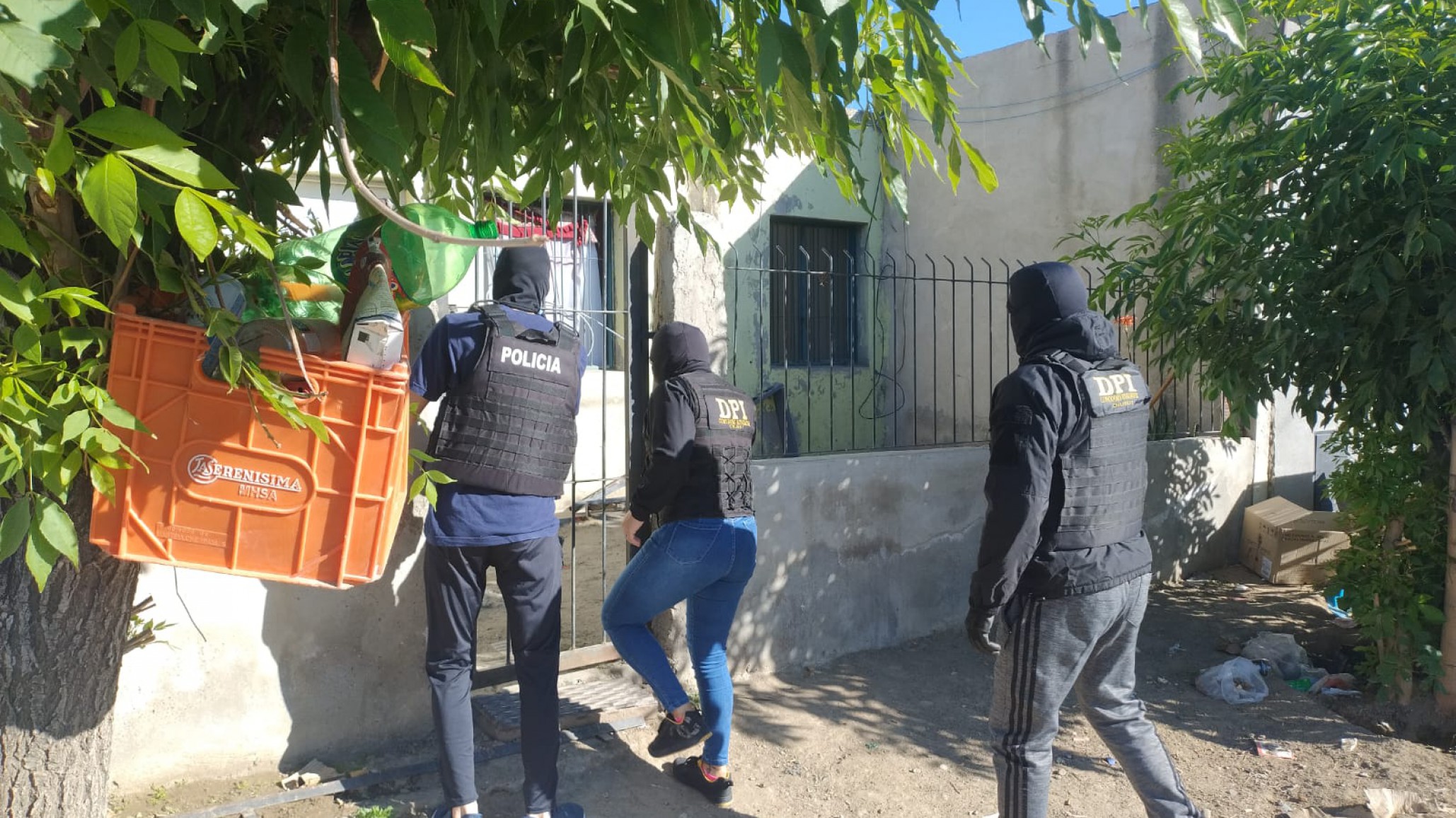 Allanamientos en tres barrios por robos domiciliarios